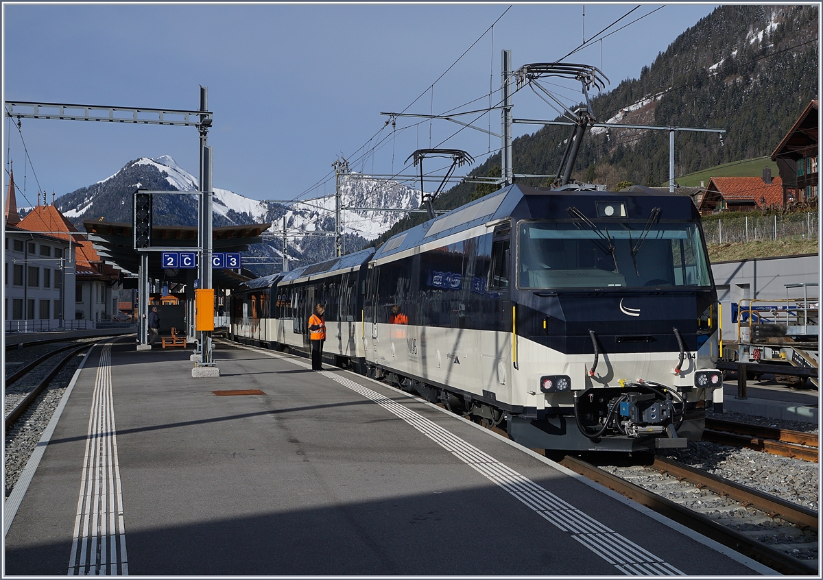 Die MOB Ge 4/4 8004 wartet in Château d'Oex mit ihrem Panoramic Zug auf die Abfahrt.
2. April 2018