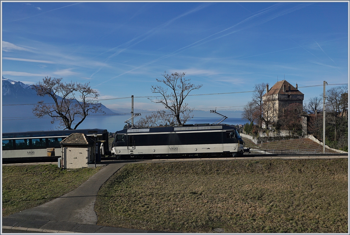 Die MOB Ge 4/4 8004 mit ihrem IR 2122 Montreux - Zweisimmen bei der Durchfahrt in Châtelard VD.
16.01.2019
