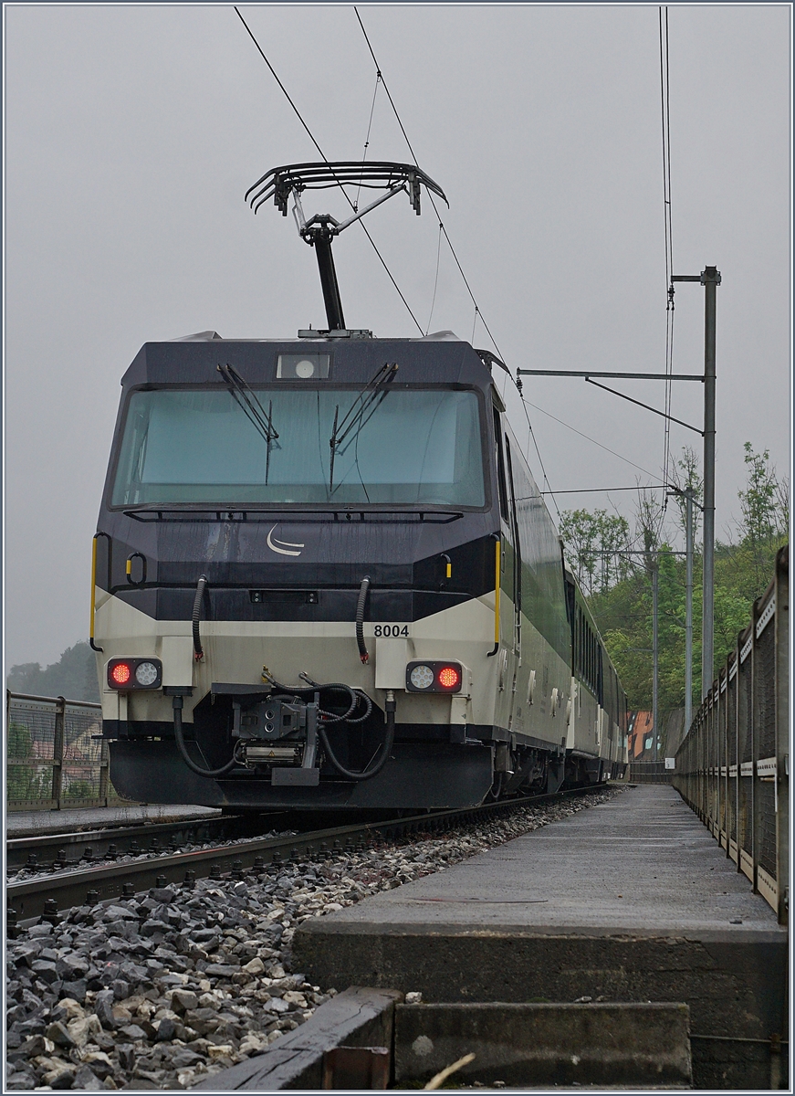 Die MOB Ge 4/4 8004 schiebt ihren Panoramic Express auf der Fahrt nach Zweisimmen über die  Brücke über die A9 bei Châtelard VD.

15. Mai 2020