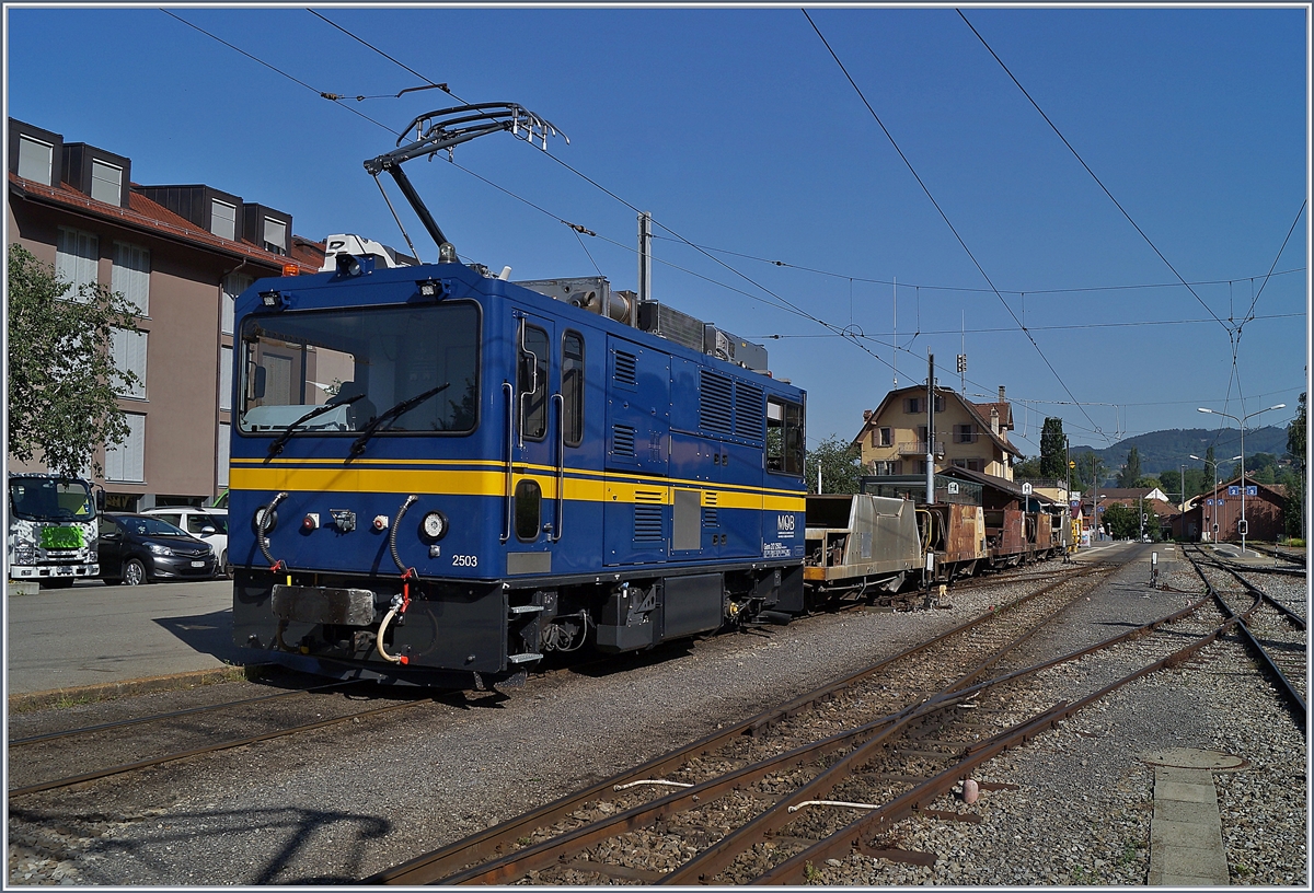 Die MOB Gem 2/2 2503 mit einem leeren Schotterwagen Zug in Blonay.

28. Juni 2019