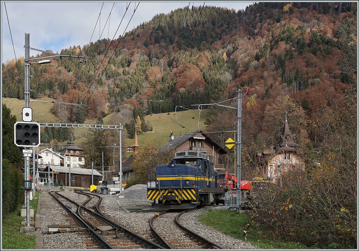 Die MOB Gm 4/4 2003  Montbovon  wartet in Les Avants auf ihre nächsten Einsatz.

13. Nov. 2020