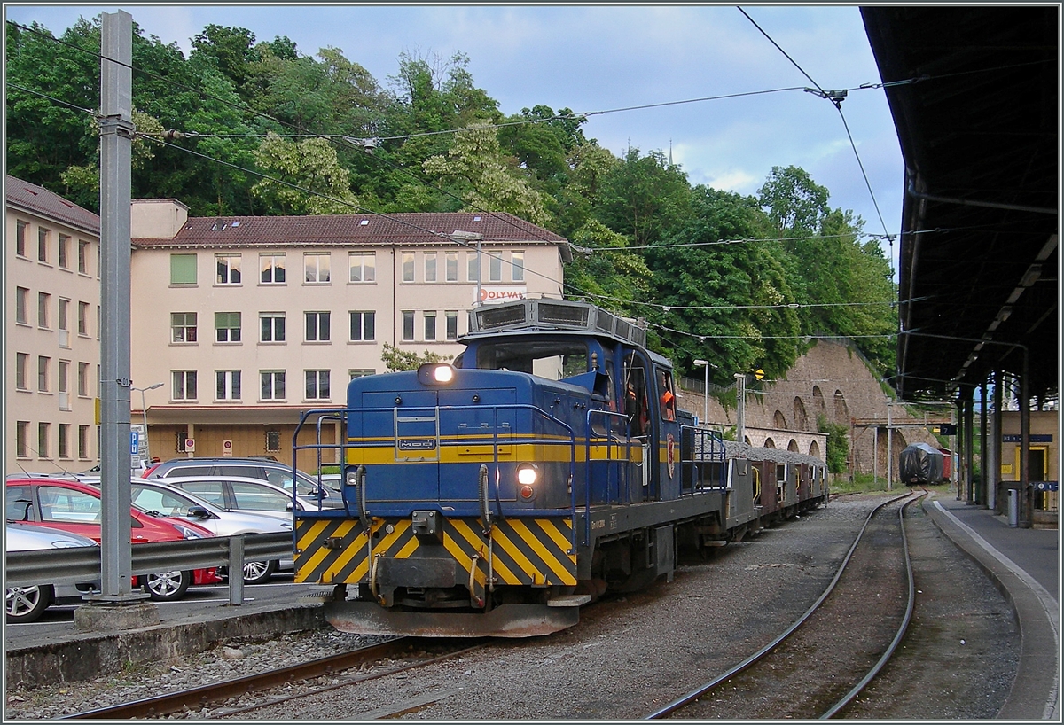 Die MOB Gm 4/4 2004 steht abfahrbereit mit dem Schotterzug in Vevey. 
22. Mai 2015