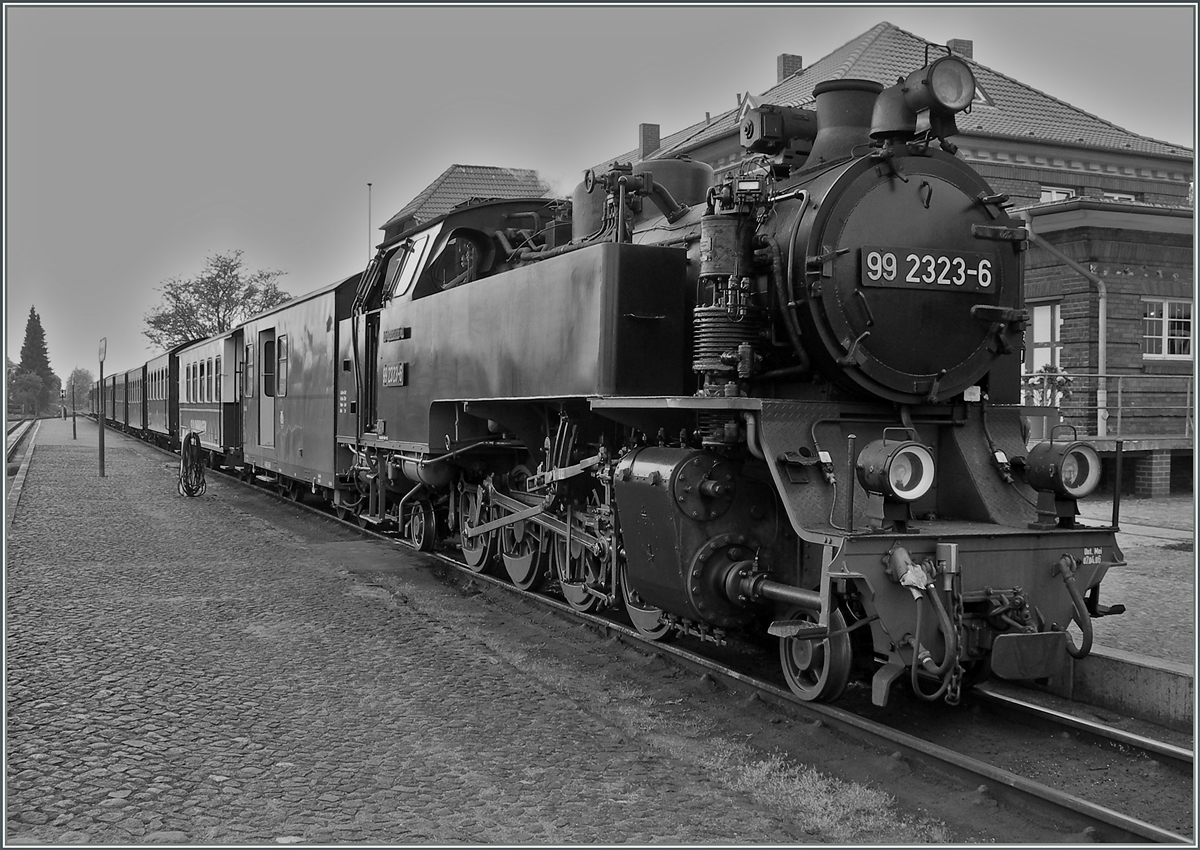 Die  Molli  99 2323-6 in Kühlungsborn West.
16. Mai 2006