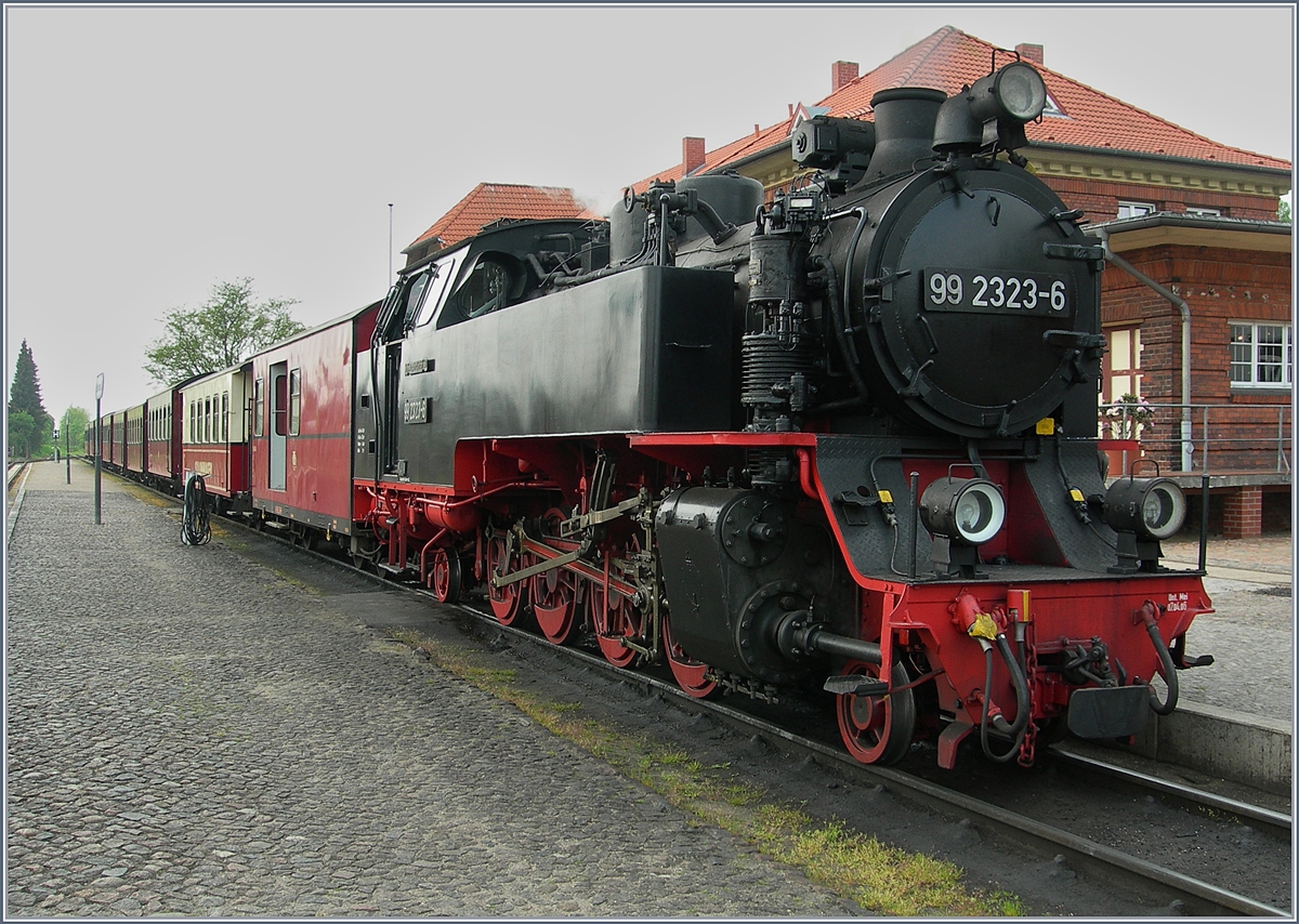 Die Molli 99 2323-6 in Khlungsborn West.

16. Mai 2006