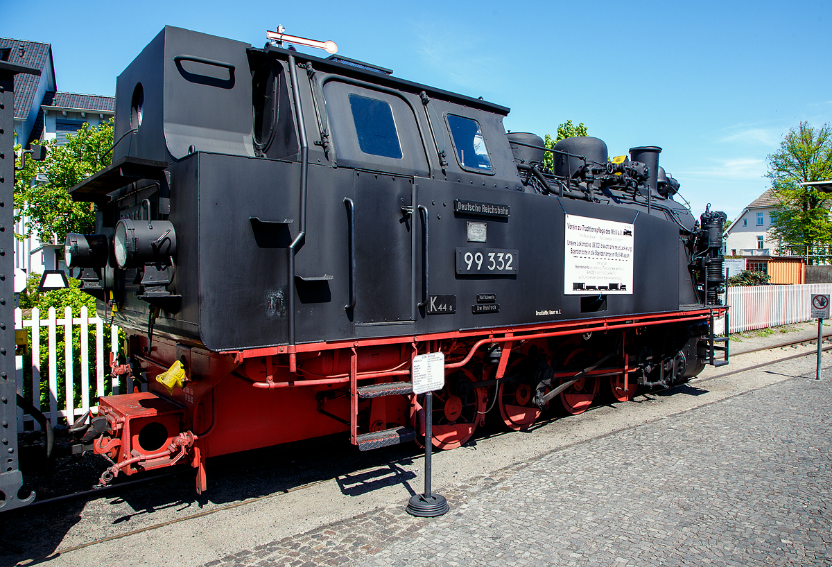 Die Molli Museums-/Denkmaldampflok MBB 99 332, eine LKM Typ 225 PS 900 mm Schmalspurlok, der Mecklenburgischen Bäderbahn Molli GmbH, ex DB 099 905, ex DR 99 2332, ex DR 99 332, ex Wismut 44, am 15.05.2022 beim Bahnhof Ostseebad Kühlungsborn West.

Die 900 mm-Schmalspur-Dampflok der DR-Baureihe 99.33 wurde1951 von LKM (VEB Lokomotivbau Karl Marx Babelsberg) unter der Fabriknummer 30013 gebaut und an die SDAG Wismut (Sowjetisch-Deutsche Aktiengesellschaft Wismut), für die Haldenbahn Oberschlema, (Aue) als Wismut 44 geliefert. Neben zwei weiteren Loks, wurde diese Lokomotive 1958 durch die Deutsche Reichsbahn, für die Bäderbahn Molli, erworben und nach Anpassungsarbeiten im Reichsbahnausbesserungswerk Görlitz als DR 99 332 in Dienst gestellt. Im Jahr 1961 wurden die 99 331 und die 99 332, im RAW Görlitz, auf Heißdampf umgebaut. Die 99 333 blieb eine Nassdampflokomotive und war ab Mitte der 1960er Jahre nur noch Reservemaschine. Mit der Einstellung des Güterverkehrs auf der Strecke wurden nicht mehr so viele Lokomotiven benötigt, so dass diese 1968 ausgemustert wurde.

1970 erfolgte die Umzeichnung in DR 99 2332-7 und 1992 in DR 099 905-2. Nachdem Zusammenschluss beider Deutscher Bahnen zum 01.01.94 wurde sie zur DB 099 905-2. So ging sie zum 01.10.1995, mit der Übernahme des Betriebs auf der Strecke durch die Molli - Mecklenburgische Bäderbahn Molli GmbH, an diese über. Mit der Übernahme wurde auch ein neues Betriebskonzept eingeführt, das die Unterhaltung von zwei noch vorhandenen Lokomotiven der BR 99.33 nicht mehr notwendig machte, so erfolgte zum 07.05.1996 die Außerdienststellung.

Die Schmalspur-Dampf-Lokomotiven des Typs 225 PS Schmalspur des VEB Lokomotivbau Karl Marx wurden basierend auf einem Typenprogramm für kleinere Dampflokomotiven speziell für den Einsatz bei Industriebetrieben entwickelt. Drei dieser Lokomotiven wurden 1958 durch die Deutsche Reichsbahn von der SDAG Wismut erworben. 

Konstruktive Merkmale:
Die Lokomotiven verfügen über einen geschweißten Blechrahmen. Auf dem geschweißten Langkessel sitzt vorn der Dampfdom. Auf dem hinteren Teil sitzen der Sandkasten sowie zwei Kesselsicherheitsventile der Bauart Ackermann. 1961 wurden die 99 331 und die 99 332 auf Heißdampf umgebaut. Dabei erhielten die Kessel jeweils 9 Heiz- und 64 Rauchrohre. Das außen liegende waagerecht angeordnete Zweizylinder-Triebwerk wirkt auf die dritte Kuppelachse. Die außen liegende Heusinger-Steuerung besitzt eine stark vereinfachte Kuhnsche Schleife.

Für die Zugbeleuchtung erhielten die Lokomotiven bei den Anpassungsarbeiten der Deutschen Reichsbahn einen leistungsstärkeren 5 kW Turbogenerator hinter dem Schornstein. Die ursprüngliche Handbremse wurde um eine Knorr-Druckluftbremse ergänzt. Die zweistufige Luftpumpe sitzt rechts neben der Rauchkammer. Die Lokomotiven erhielten wie auf der Bäderbahn üblich ein Knorr-Druckluftläutewerk. Gesandet werden der erste Radsatz von vorn und der letzte Radsatz von hinten.

Für den Einsatz auf der Bäderbahn wurde der obere Teil des Führerhauses stark abgeschrägt, um es an das Lichtraumprofil anzupassen. Das Dach erhielt seitliche Regenrinnen mit Ablaufrohren. Die geschweißten Wasserkästen befinden sich vor dem Führerhaus auf beiden Seiten des Kessels und fassen 3,4 m³. Der Kohlenkasten befindet sich an der Rückwand des Führerhauses und war ursprünglich, da für Braunkohlebrikettfeuerung ausgelegt, mit einem Aufbau vergrößert, der zwischen den beiden Fenstern der Rückwand eingezogen bis auf Höhe des Daches geführt wurde. Er hatte ein Fassungsvermögen von 2,2 t. Da mittlerweile die Feuerung mit Steinkohle erfolgt und bei deren höherem spezifischen Gewicht der Kohlekasten nicht voll gefüllt werden konnte, wurde dieser Aufbau bei 99 2331 bei der Hauptuntersuchung 2004 im Dampflokwerk Meiningen zur Verbesserung der Sicht bei Rückwärtsfahrt entfernt. Sein Fassungsvermögen reduzierte sich dadurch auf 1,5 t. Die, hier gezeigte Museumslok 99 2332 hat noch den ursprünglichen Aufbau.

TECHNISCHE DATEN:
Spurweite: 900 mm 
Achsformel: D h2t
Gattung:  K 44.8
Länge über Kupplung: 8.860 mm
Höhe: 3.490 mm
Achsabstand: 3 x 1.000 mm = 3.000 mm
Leergewicht: 25,0 t
Dienstgewicht: 32,4 t
Höchstgeschwindigkeit: 35 km/h
Indizierte Leistung: 460 PSi
Anfahrzugkraft: 56,39 kN
Kuppelraddurchmesser: 800 mm
Steuerungsart: Heusinger
Zylinderanzahl: 2
Zylinderdurchmesser: 370 mm
Kolbenhub: 400 mm
Kesselüberdruck: 14 bar
Anzahl der Heizrohre: 	9
Anzahl der Rauchrohre: 64
Heizrohrlänge: 2.600 mm
Rostfläche: 1,6 m²
Strahlungsheizfläche:  6,04 m²
Rohrheizfläche: 36,85 m²
Strahlungsheizfläche: 6,04 m²
Rohrheizfläche: 36,85 m²
Überhitzerfläche: 18 m²
Verdampfungsheizfläche: 42,89 m²
Wasservorrat: 3,4 m³
Brennstoffvorrat: 2,2 t Kohle
