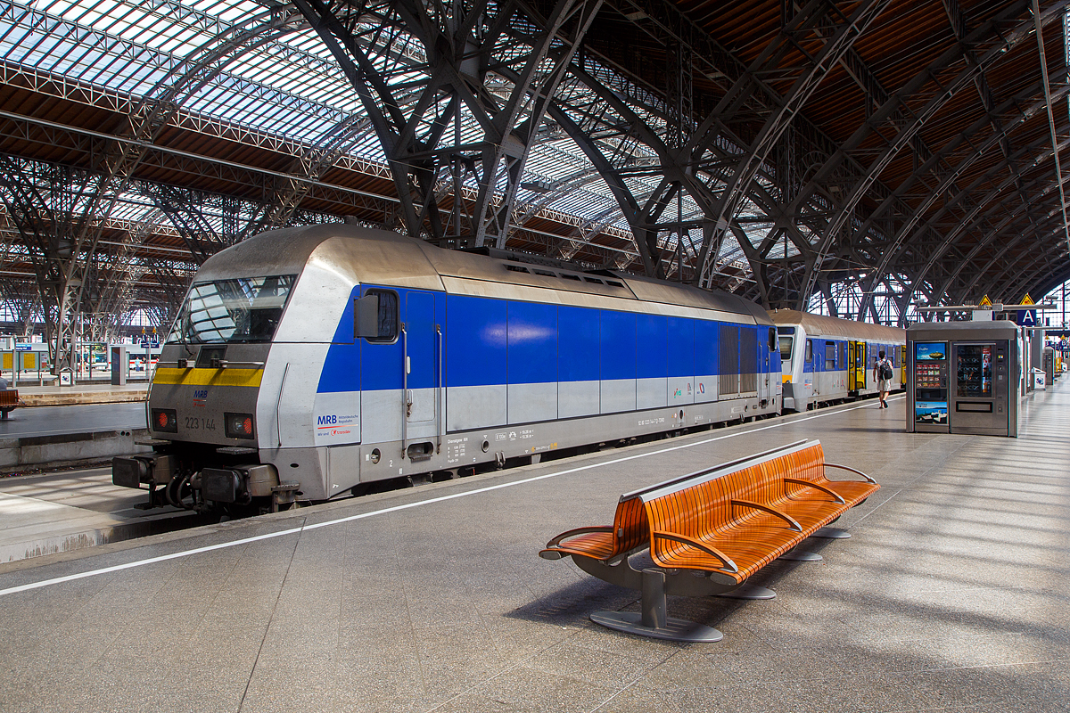 Die MRB 223 144-7 (92 80 1223 144-7 D-TDRO) der Transdev Regio Ost GmbH steht, mit dem RE 6 (Leipzig – Bad Lausick – Geithain – Chemnitz), am 11.06.2022 im Leipziger Hauptbahnhof zur Abfahrt bereit. Die Transdev Regio Ost GmbH betreibt unter dem Markennamen die Mitteldeutsche Regiobahn (MRB).

Die Siemens ER20 wurde 2010 von Siemens in Mnchen-Allach unter der Fabriknummer 21601 gebaut.