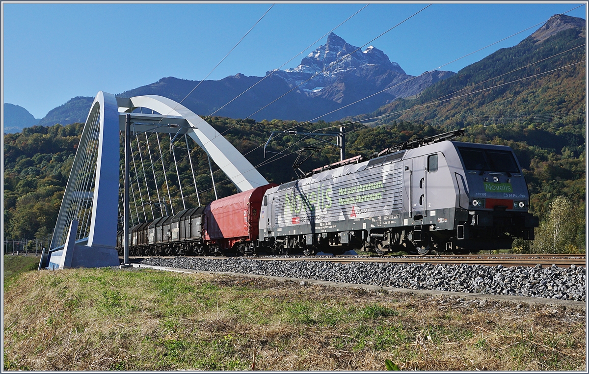 Die MRCE 189 090  Gttingen  (UIC 91 80 6 189 990-5 D-Dispo Class 189 VE), unterwegs fr SBB Cargo International mit ihrem Novelis Zug von Sierre nach Gttingen berquert zwischen St-Maurice und Bex die Rhone.
11. Okt. 2017