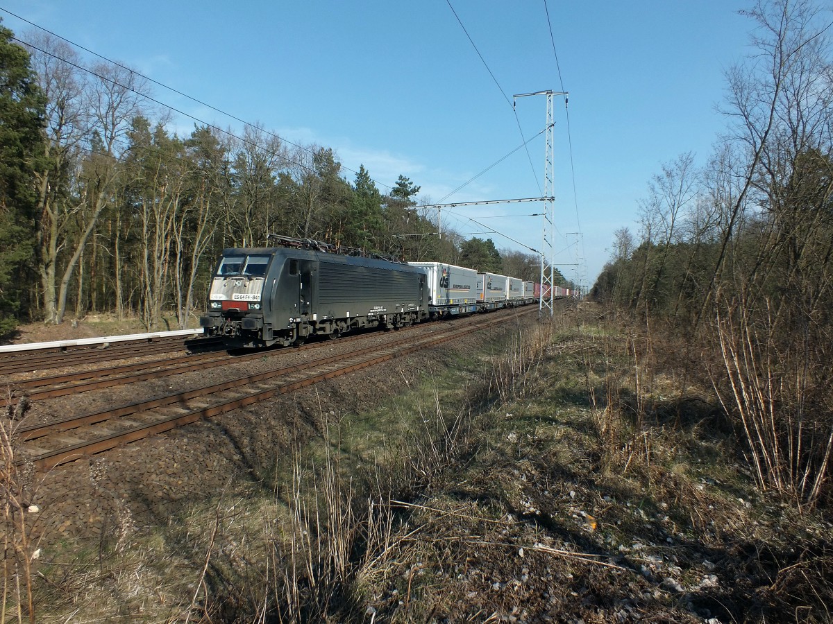 Die MRCE 189 841 ist laut railcolor.net derzeit an die Wiener Lokalbahn vermietet. Ziemlich verschmutzt tauchte sie hier am 30.3.14 bei Berlin-Friedrichshagen auf.