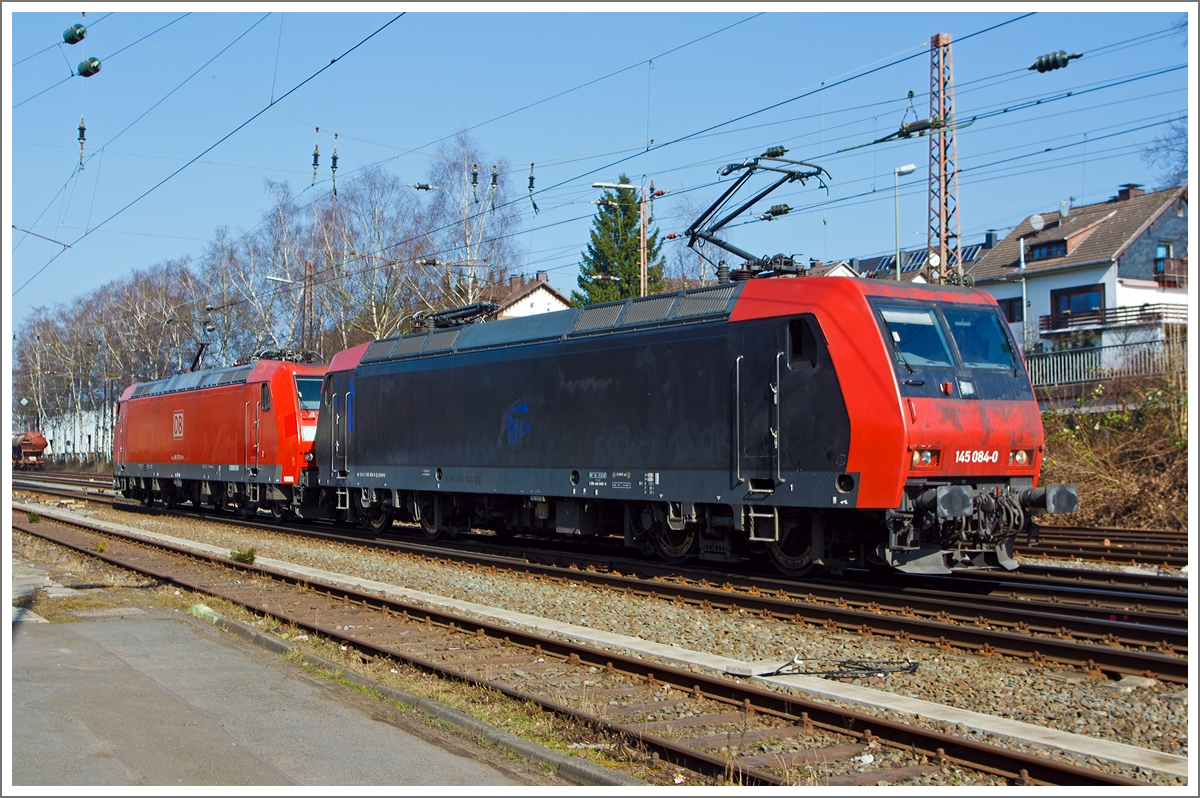 
Die MRCE Dispolok 145 084-0 (eine ehemalige Schweizerin) und die 185 070-0 der DB Schenker Rail Deutschland AG fahren am 08.03.2014 in Doppeltraktion vom Abstellbereich zum Rangierbahnhof in Kreuztal, um einen Gterzug zubernehmen.  

Neben den Loks der BR 145 der DB wurden damals auch sechs baugleiche Loks durch die Schweizer Privatbahn MThB als Re 486 bei ADtranz bestellt. So wurde 145 084-0 bei Adtranz in Kassel (heute Bombardier) 2000 unter der Fabriknummer 33375 fr die MThB - Mittelthurgaubahn AG in Weinfelden (Schweiz) gebaut und als Re 486 652-1 geliefert. Bedingt durch die Liquidierung der MThB wurde die Lok an die SBB Cargo verkauft und als 481 002-4 umgezeichnet.

Im Jahr 2005 wurde sie dann, wie weitere Re 481er, an die MRCE verkauf und vorerst als 481 004-0 gefhrt, im Jahr 2007 bekam die dann die NVR-Nummer 91 80 6145 084-0 D-DISPO und EBA-Nummer EBA 95T14A 084. Nun wird sie auch als 145 084-0 bezeichnet. Ab Mrz 2007 wurde sie an die ITL  - Eisenbahngesellschaft mbH in Dresden vermietet dort wurde sie als 481 002-4 bezeichnet (und bekam bis 2011 die NVR-Nummer 91 80 6145 084-0 D-ITL).  Im Jahr 2012 war sie zeitweise auch fr die NIAG unterwegs. Nun ist sie an die DB Schenker Rail Deutschland AG vermietet. 

Die TRAXX F140 AC1  (BR 185) wurde 2002 bei Bombardier in Kassel unter der Fabriknummer 33485  gebaut. Sie trgt die NVR-Nummer 91 80 6185 070-0 D-DB und die EBA-Nummer EBA 99A22A 070. 

Die Doppeltraktion gut mglich, da es zwar zwei Lokbaureihen sind, aber beide aus der TRAXX-Familie, die Ur TRAXX F140 und die TRAXX F140 AC1