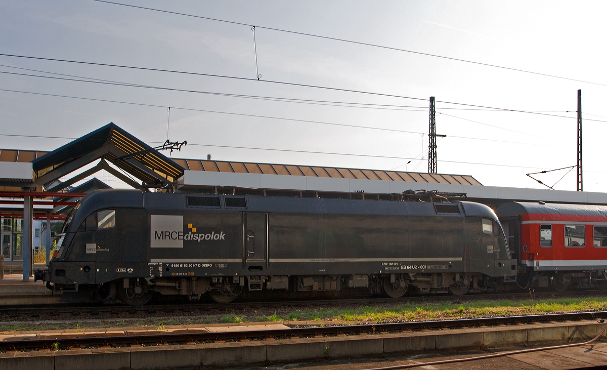 
Die MRCE Dispolok ES 64 U2-001 182 501-7 als Schublok von einem Nahverkehrszug im Bahnhof Eisennach am 24.08.2013.

Die Lok wurde 2001 unter Fabriknummer  20557 gebaut, sie trgt die NVR-Nummer 91 80 6182 501-7 D-DISPO und die EBA 00M09B 001.

Die elektrische Zweisystemlokomotive aus der Euro-Sprinter-Familie zweiter Generation nutzt beide in Europa blichen Wechselstromsysteme und ist derzeit eine der modernsten und leistungsstrksten Lokomotiven fr den europischen Personen- und Gterverkehr. Speziell die als Bosporus-Sprinter ausgelegte Variante der ES 64 U2 ist eine echte Bereicherung im europischen Schienenverkehr und ermglicht eine durchgngige Fahrt von Hamburg bis an die trkische Grenze – ohne Wechsel der Lokomotive.
Zulassungen fr folgende Lnder sind erteilt:  Deutschland, sterreich, Schweiz, Ungarn, Rumnien, Bulgarien

Die Hersteller-Bezeichnung ES64 ist die Abkrzung von EuroSprinter zusammen mit den ersten beiden Ziffern der Nennleistung (6400 kW). Die Bezeichnung U steht fr Universallok.

Technische Daten:
Achsfolge:  Bo`Bo`
Spurweite:  1.435 mm
Lnge ber Puffer:  19.280 mm
Drehzapfenabstand: 9.900 mm
Breite: 3.000 mm
Raddurchmesser (neu):  1.150 mm
Gewicht: 86 t
Spannungssysteme:  15 kV, 16,7 Hz und 25 kV, 50 Hz
Dauerleistung:  6.400 kW
Hchstgeschwindigkeit:  230 km/h
Anfahrzugskraft:  300 kN

Quelle: Mitsui Rail Capital Europe GmbH
