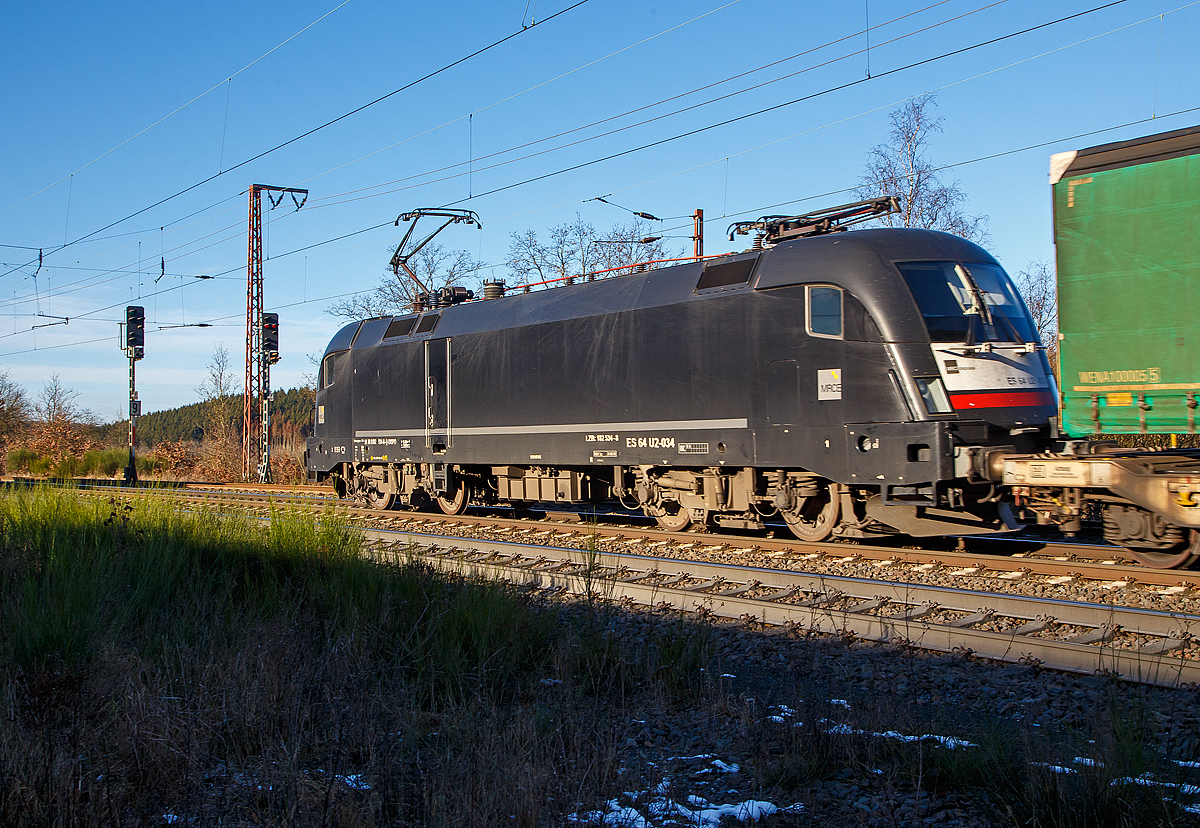 Die MRCE Dispolok ES 64 U2-034 / LZB 182 537-8 (91 80 6182 534-8 D-DISPO) fährt am 11.01.2022 mit einem KLV-Zug durch Rudersdorf (Kr. Siegen) über die Dillstrecke (KBS 445) in nördlicher Richtung.

Die Siemens ES64U2 wurde 2004 von Siemens TS (Transportation Systems) im Werk Linz (A) unter Fabriknummer  21038 gebaut und an die damalige Siemens Dispolok GmbH in München (heute MRCE Dispolok GmbH) geliefert. Sie hat die Zulassungen für Deutschland und Österreich.
