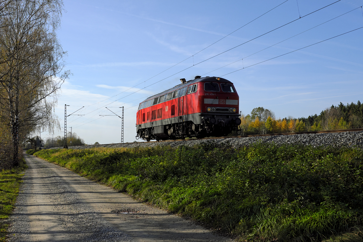 Die Mühldorfer 218 428-1 fuhr als Lz von München zu ihrer Heimatdienststelle und konnte am 02. November 2017 bei Poing fotografiert werden.