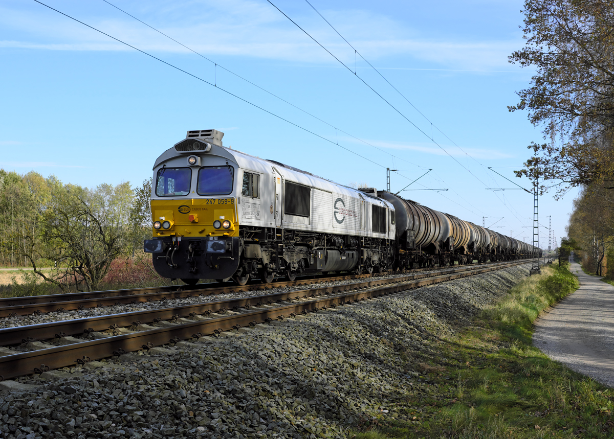 Die Mühldorfer 247 059-9 beförderte am 02. November 2017 einen Kesselzug von Mühldorf nach München Nord Rbf und wurde am Poinger Ortsrand fotografiert.