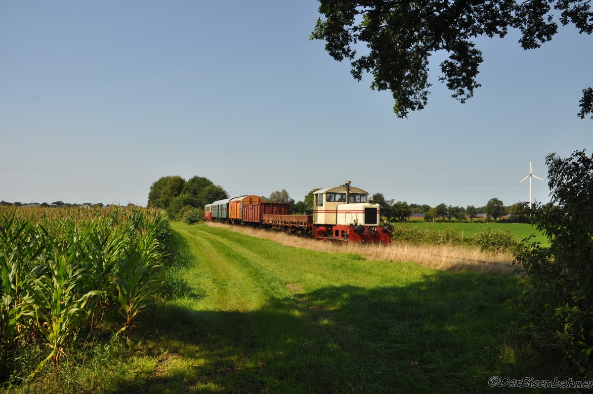 Die Museumseisenbahn Friesoythe-Cloppenburg hinter Friesoythe richtung B�sel am (27.08.2016)