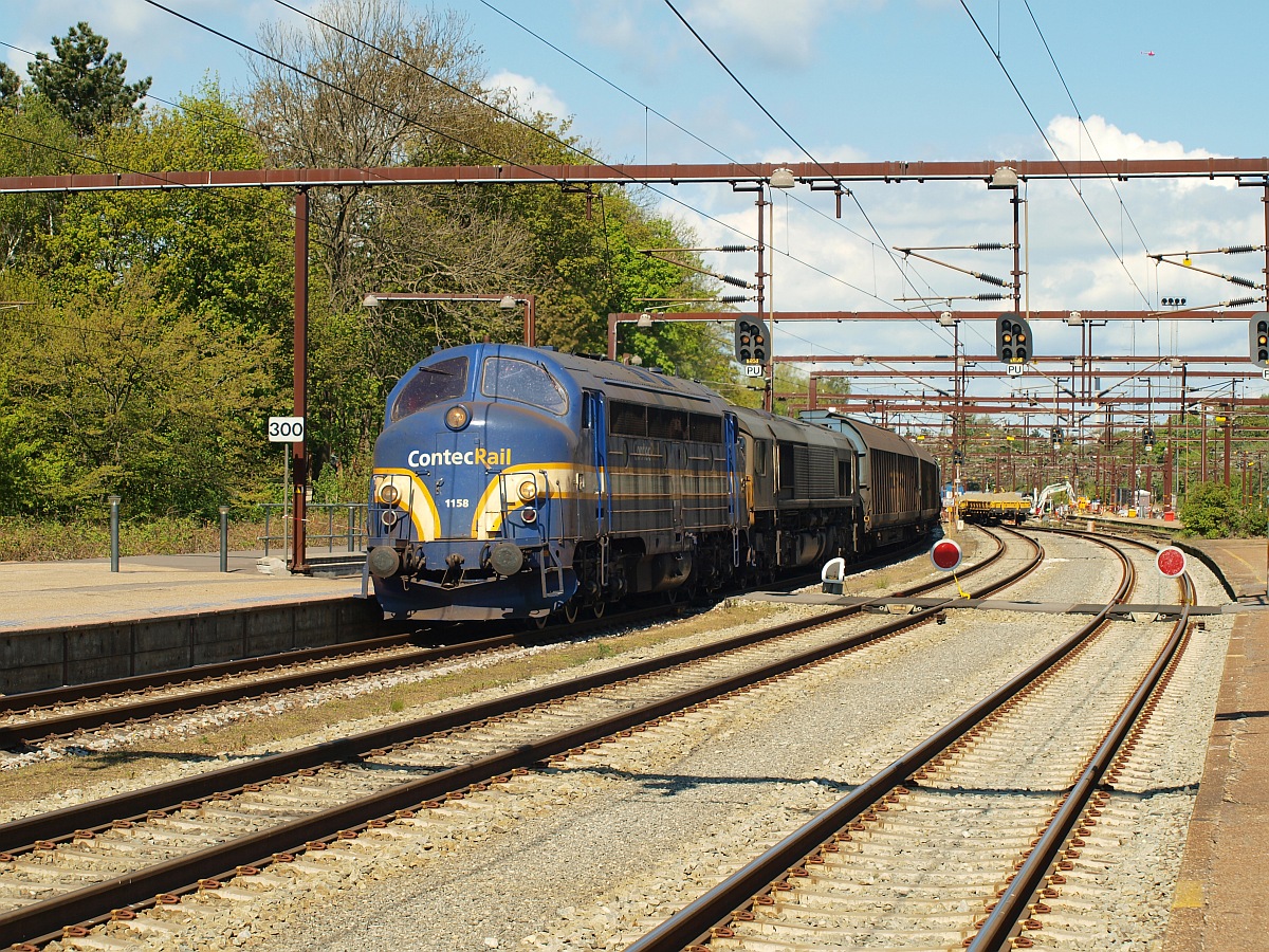 Die My 1158 der Contec Rail und die CFL Cargo 266 032-2 zogen zusammen einen sehr langen und schweren Papierzug durch Fredericia. Wegen umfangreicher Gleissanierungsarbeiten fuhr der Zug sehr langsam. Fredericia 01.05.2011