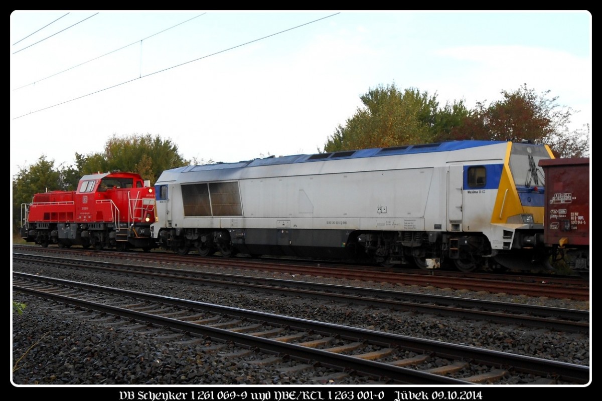 Die nach einem kleinen Rangierunfall leicht beschädigte Maxima 30 CC 263 001-0 wird hier von 261 069-9  an den Haken  genommen und wurde anschliessend nach Kiel Suchsdorf gebracht. Jübek 09.10.2014