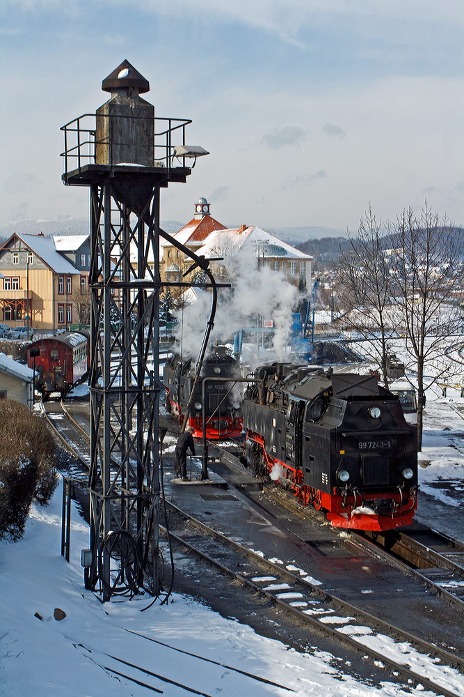 
Die Neubau-Dampflok der Harzer Schmalspurbahnen HSB 99 7243-1 (ex DR 099 153-9, ex DR 99 0243-8, ex DR 99 243) am 23.03.2013 beim Wasserfassen im BW Wernigerode.

Die Meterspurige Dampflok wurde 1956 bei LKM (VEB Lokomotivbau Karl Marx Babelsberg unter der Fabriknummer 134020 gebaut und als DR 99 243 an die Deutsche Reichsbahn geliefert. Zum 01.07.1970 erfolgte die Umzeichnung in DR 99 7243-1, nachdem man sie 1979 auf Ölfeuerung umbaute wurde sie als DR 99 0243-8 bezeichnet. Da die Ölfeuerung nicht zum Vorteil der Maschinen war und Öl in der DDR knapp war wurde sie (wie alle Loks) 1983 wieder auf Kohlefeuerung zurück gebaut und nun wieder als DR 99 7243-1 bezeichnet. Ab dem 01.01.1992 wurden die Lok noch als DR 099 153-9 um bezeichnet, bis am 01.02.1993 in die HSB überging, welche dann wieder die alte DR-Bezeichnungen verwendete.