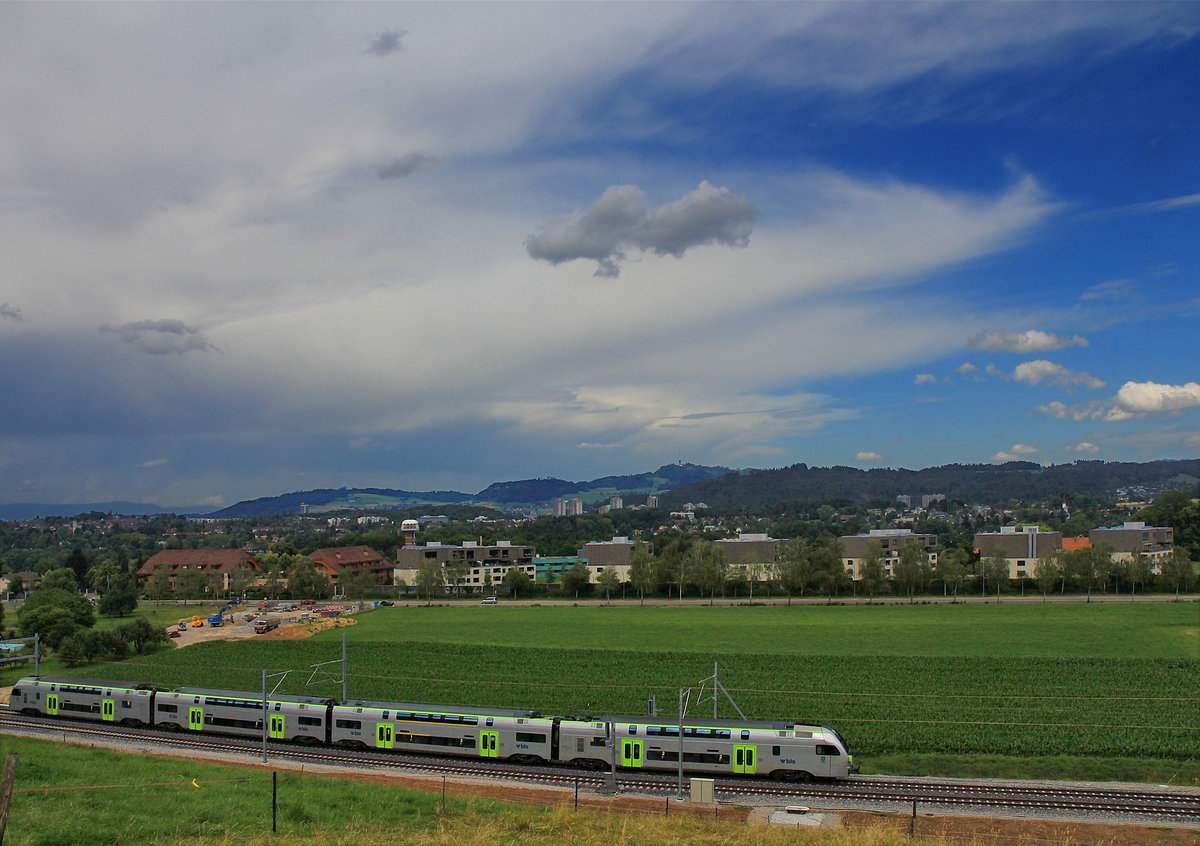 Die neue Doppelspur auf der Gürbetalstrecke zwischen Wabern und Kehrsatz: Vor einem heraufziehenden Sturm fährt BLS MUTZ 012 auf dem  falschen  Gleis Richtung Bern. 1.Juli 2020 