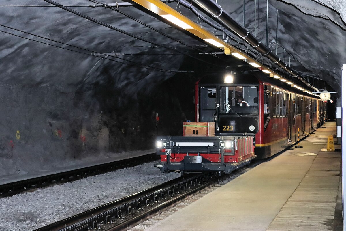 Die  neue  Jungfraubahn: In der Station Eismeer steht Zug Doppeltriebwagen BDhe4/8 212 + dreiteiliger Triebzug Bhe4/8 223 + Systempaletten-Tragwagen Kkl 23. 14.Oktober 2021 