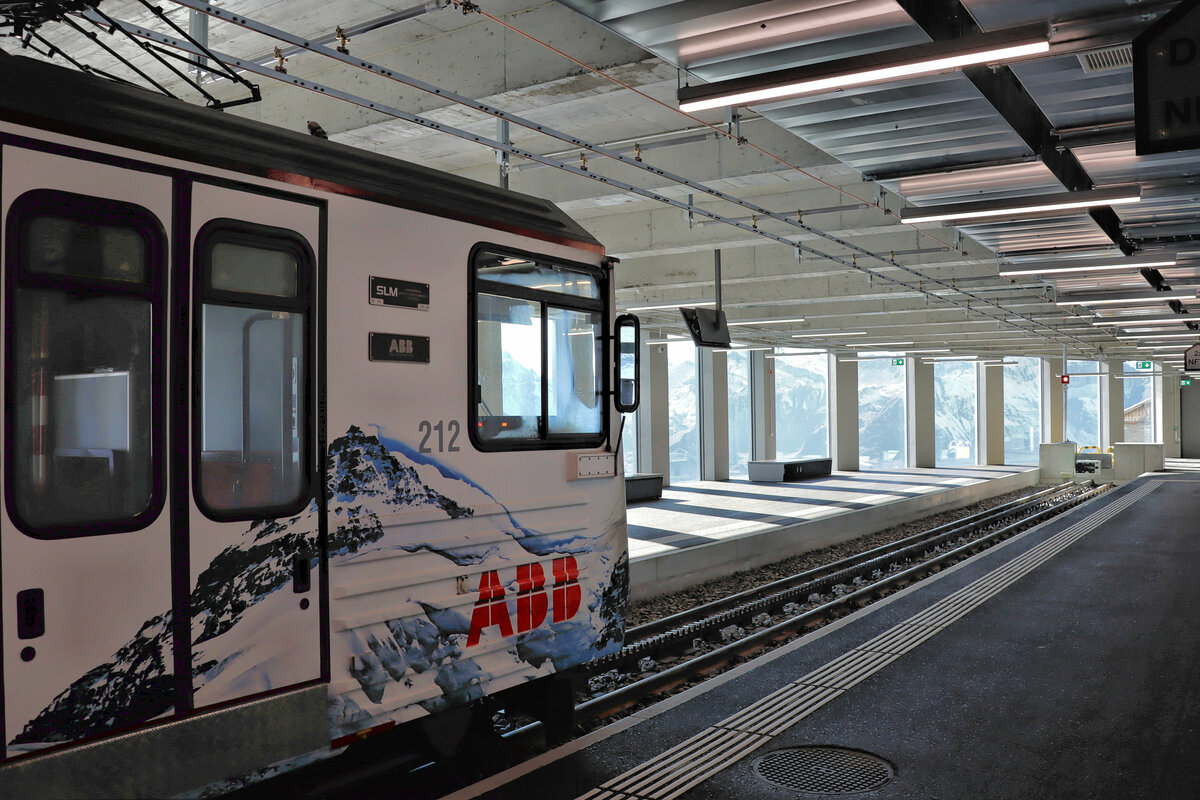 Die  neue  Jungfraubahn in der neuen Station Eigergletscher, von wo aus die Züge aufs Jungfraujoch pendeln, im Anschluss an die neue Luftseilbahn von Grindelwald her. Doppeltriebwagen 212. 14.Oktober 2021