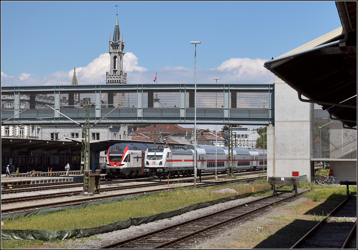 Die neue, leider neigetechniklose Gäubahn wagt sich erstmals auf die Strecke. Hier im Vergleich mit einem durchaus vergleichbaren Kiss der SBB. Konstanz, Juli 2018.