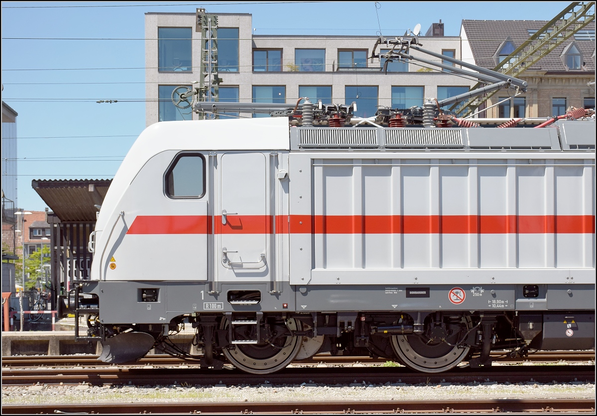 Die neue, leider neigetechniklose Gäubahn wagt sich erstmals auf die Strecke. Detailansicht, auffällig sind die extra Stromabnehmer für die Schweiz. Konstanz, Juli 2018.