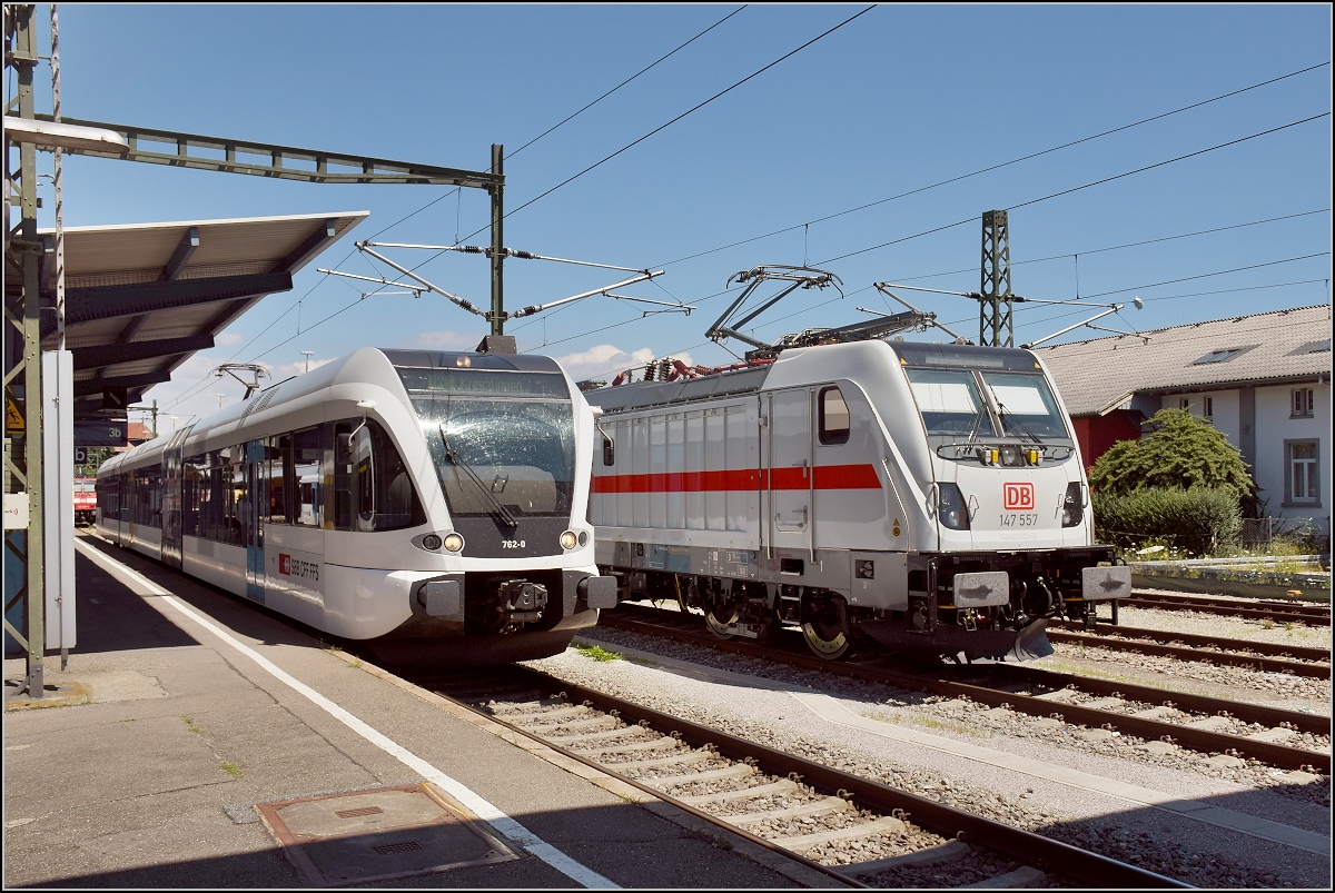 Die neue, leider neigetechniklose Gäubahn wagt sich erstmals auf die Strecke. Hier neben RABe 526 762-0 der Thurbo. Konstanz, Juli 2018.