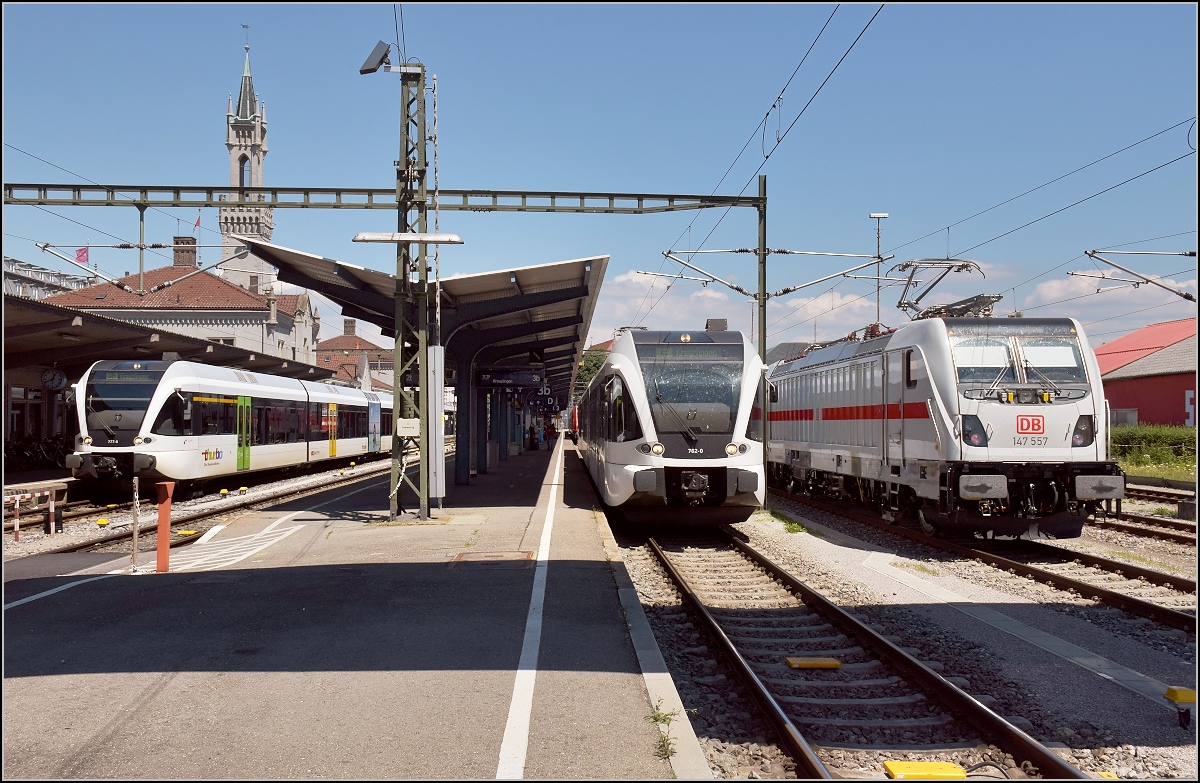 Die neue, leider neigetechniklose Gäubahn wagt sich erstmals auf die Strecke. Im Bahnhof Konstanz eine erste Begegung mit den künftigen Kollegen RABe 526 762-0 und RABe 526 777-8 der Thurbo. Juli 2018.