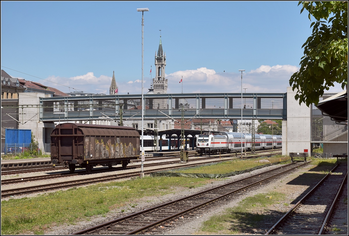 Die neue, leider neigetechniklose Gäubahn wagt sich erstmals auf die Strecke. Hier im  Bahnhof Konstanz. Ein  vergessener  Güterwagen schränkt die Sicht des Fotografen ein. Juli 2018.