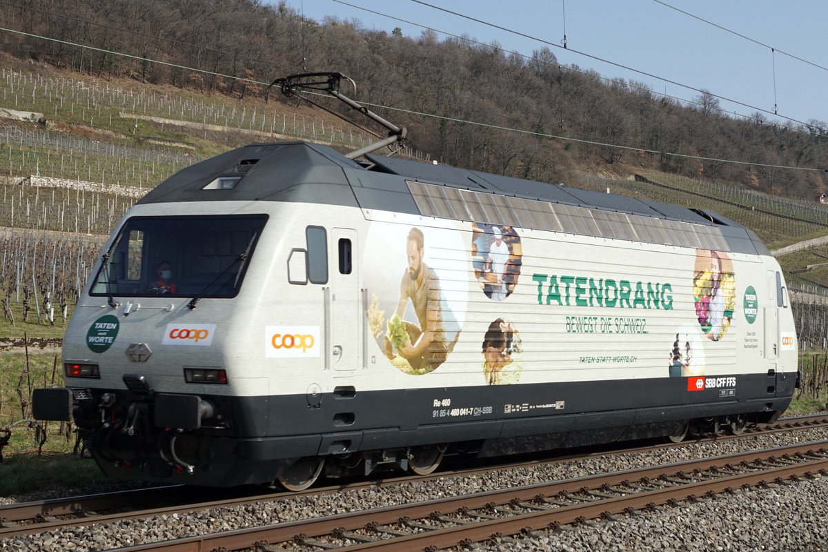 Die neue SBB Werbelokomotive Re 460 041-7 für Coop auf ihrer ersten Fahrt.
Am 26. Februar 2021 wurde die Re 460 041-7 als Lokzug von Yverdon-les-Bains nach Basel SBB überführt.
Die Aufschriften lauten:
TATENDRANG BEWEGT DIE SCHWEIZ.
TATEN statt WORTE.
Über 395 TATEN für mehr Nachhaltigkeit.
Bei Cressier.
Foto: Walter Ruetsch