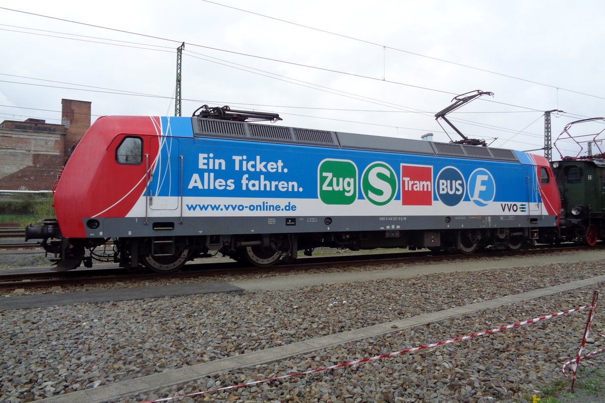 Die neue Werbelok 146 017 der DB/VVO steht am 8 April 2017 in Dresden-Altstadt.