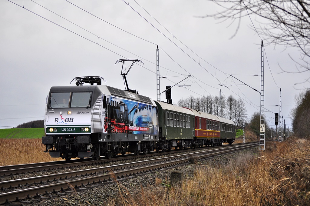 Die neue Werbelok der Press!Erneut trägt die 145 023 eine äußerst attraktive Werbung.Hier am 20.12.2014 kurz Rostock in Sildemow.