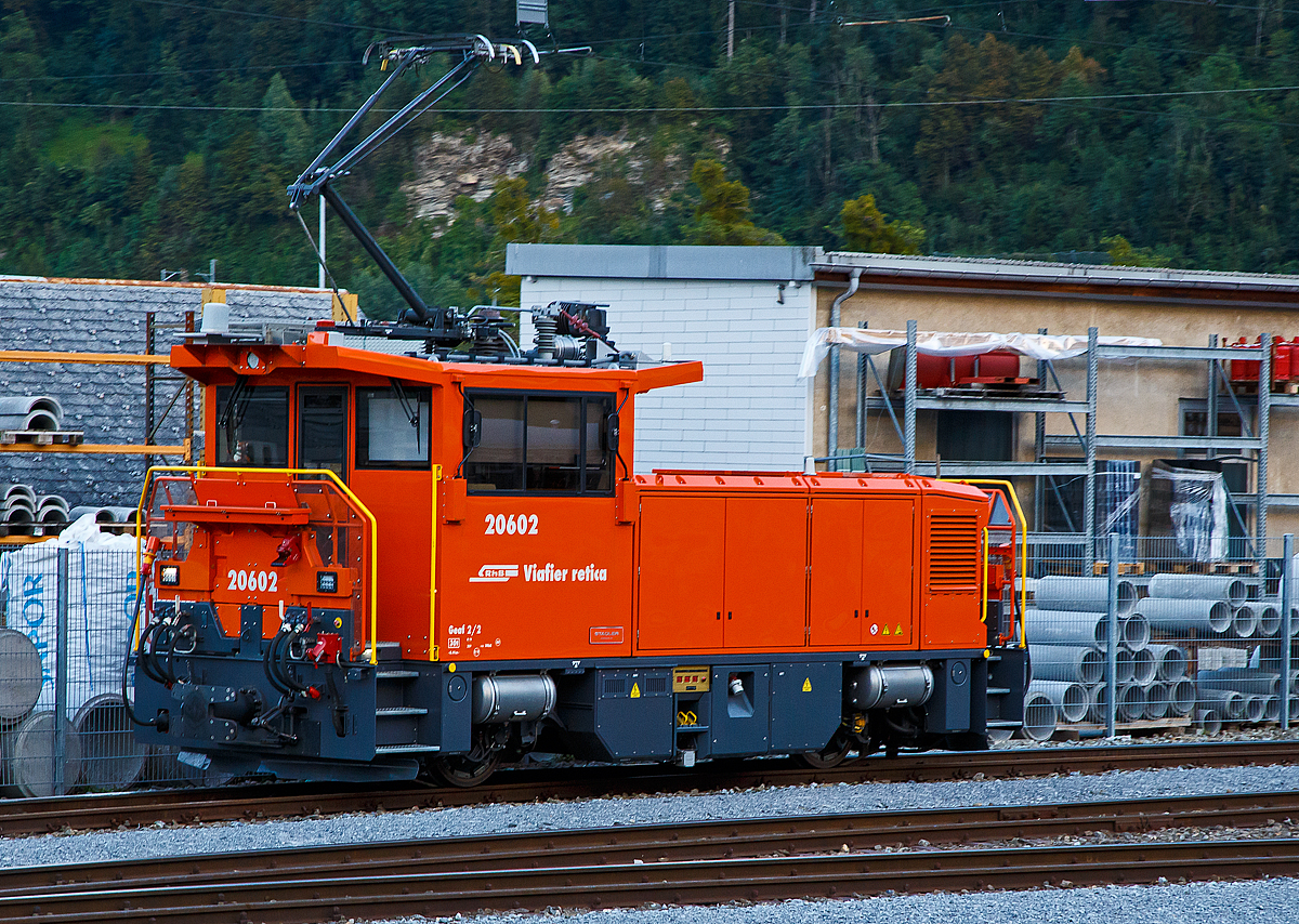 Die neuen und ersten (bimodale) Elektro-Akkulokomotive der Rhtischen Bahn (RhB) sind im Betrieb....
Die RhB Geaf 2/2 - 20602 ist am 06.09.2021 im Bahnhof Thusis abgestellt. (aufgenommen aus einem Zug heraus).

Die neuen elektrischen Rangierlokomotiven werden im Rangier- und leichten Gterzugdienst auf dem gesamten Stammnetz der RhB, primr unter Fahrleitung, eingesetzt.  Dank der Traktionsbatterie knnen auch  nicht elektrifizierte Strecken, wie zum Beispiel Anschlussgleise und Rangierbahnhfe, emissionsfrei und effizient befahren werden. Lithium-Ionen-Batterien sind mittlerweile so weit entwickelt, dass sie auch fr Rangierfahrzeuge auf der Schiene eine angemessene Alternative zu den bisherigen Diesellokomotiven darstellen. Die Traktionsbatterie wird automatisch aufgeladen, whrend die Lokomotive unter dem Fahrdraht steht, sie kann aber auch beim Bremsen mit Rekuperationsenergie aufgeladen werden. Im Fahrleitungsbetrieb knnen dank der hohen Leistung auch Gterzge befrdert werden. Nach dem Wechsel in den Akkubetrieb  steht nach wie vor die maximale Zugkraft zur Verfgung. Dank durchgezogener, Zugsammelschiene und automatischer  Druckluft- und  Vakuumbremse knnen die Lokomotiven fr  berfuhren in alle Zge  der  RhB  eingereiht  werden. Fr anspruchsvolle Manverdienste knnen die Lokomotiven von einer Funkfernsteuerung aus bedient werden. Neben der Mittelpufferkupplung knnen die mit der zum Teil automatischen Schwabkupplung ausgersteten Lokomotiven auch automatisch auf diese umgestellt werden.

Die neuen Fahrzeuge sind den alten Rangierlokomotiven betreffend Wirtschaftlichkeit, Umweltbelastung, Strungsanflligkeit sowie Lrm- und Abgasemissionen berlegen. Wichtige Pfeiler der Strategie 2030 der RhB sind die Modernisierung des Rollmaterials sowie die Frderung von Nachhaltigkeit. 

Die Beschaffung findet in Zusammenarbeit mit der Matterhorn Gotthard Bahn (MGBahn) statt, die ebenfalls zwei neue Lokomotiven dieses Typs beschafft hat. Die Lokomotiven sind in den Bahnhfen Landquart, Untervaz-Trimmis, Chur, Ilanz, Thusis, Davos Platz und Zernez stationiert. Im Gegenzug werden elf alte, zunehmend str- und wartungsanfllige, Rangierfahrzeuge ausgemustert werden.

TECHNISCHE DATEN:
Bezeichnung: Geaf 2/2
Anzahl der Fahrzeuge: 7 (bei der RhB) / 2 (bei der MGB)
Spurweite: 1.000 mm
Achsfolge: B
Lnge ber Puffer: 8.412 mm (mit autom. Rangierkupplung 9.610 mm)
Breite: 2.650 mm
Fahrzeughhe: 3.770 mm
Achsabstand: 4.050 mm
Treibraddurchmesser: 	810 mm (neu) / 740 mm (abgenutzt)
Dienstgewicht: 30 t
Hchstgeschwindigkeit: 80 km/h Fahrleitung / 40 km/h Batteriebetrieb
Anfahrzugkraft: 75 kN (Fahrleitung und Batterie)
Max. Leistung am Rad: 700 kW (Fahrleitung) / 200 kW (Batterie)
Dauerleistung am Rad: 500 kW (Fahrleitung) / 200 kW (Batterie)
Max. elektr. Bremsleistung: 800 kW (Fahrleitung) / 200 kW (Batterie)
Nennspannung Fahrleitung: 11kVAC
Leistungsbertragung: elektrisch
Fahrbatterie:  Lithium-Ionen-Batterie Typ NMC, nutzbarer Energieinhalt 93 kWh
Bremsen: Direkte Rangierbremse, Elektrische Nutzstrombremse (Rekuperation ins Netz oder Batterie), Automatische Bremse Vakuum und Druckluft, sowie Federspeicher Feststellbremse.

Max. Anhngelast bei 0 bis 2 ‰: 500 t
Max. Anhngelast bei 35 ‰ (Albula): 150 t
Max. Anhngelast bei 45 ‰ (Prttigau): 100 t
Max. Anhngelast bei 60 ‰ (Chur-Arosa):  70 t

Quellen: RhB, Stadler

