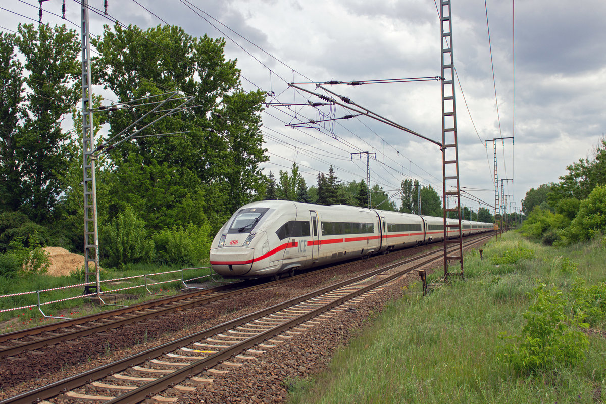 Die neuen ICE4-Triebzüge sind mittlerweile auch in Berlin ein gewohntes Bild. Die Einheit 9016 mit dem Endwagen 0812 016 an der Spitze befindet sich in Berlin-Biesdorf dennoch auf ungewohntem Terrain.