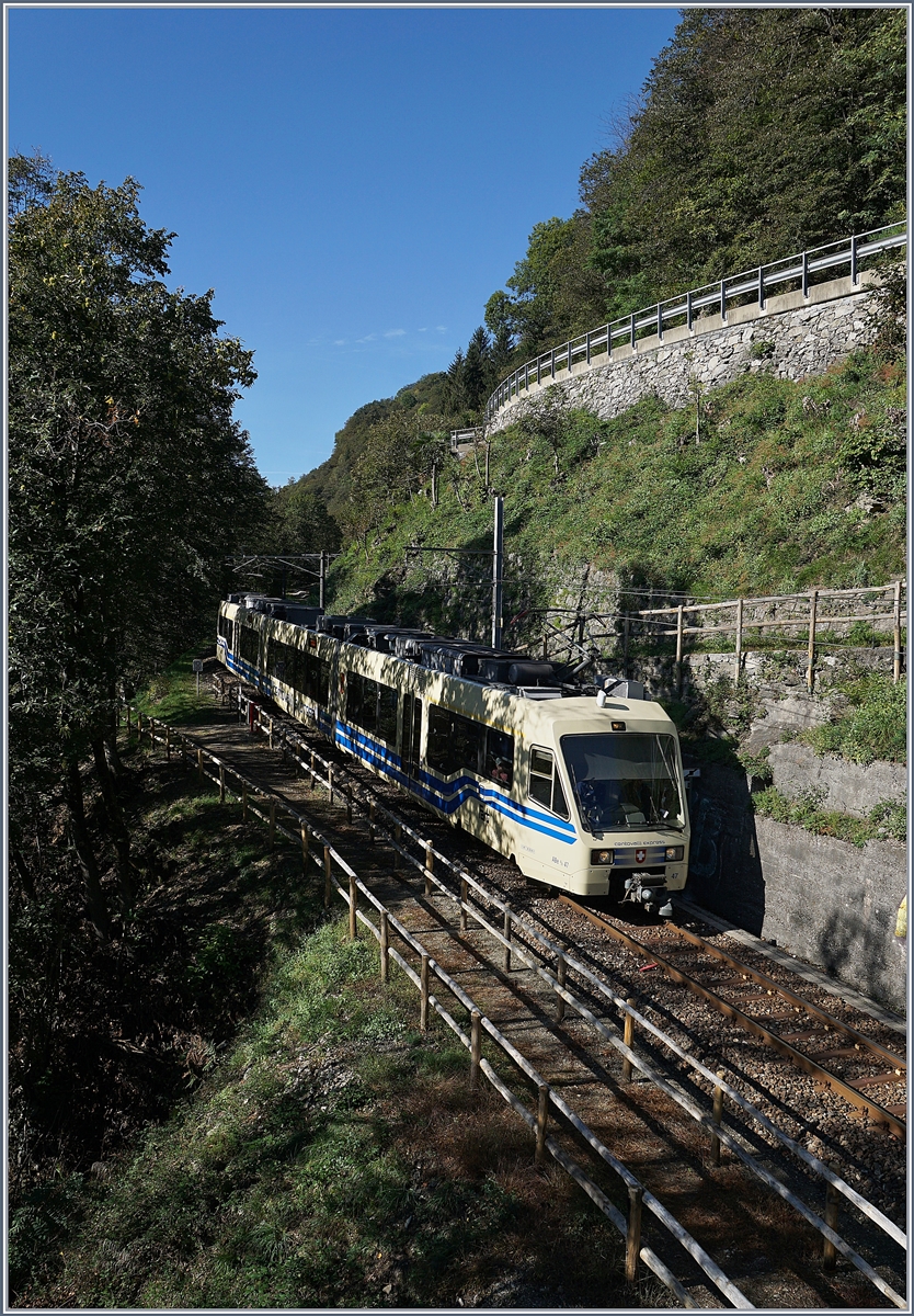 Die neuste Fotostelle bei Intragna:  Rmerbrcke . Seit 1578 berbrcke im tiefen Tal bei Intragna die (nicht von den Rmern) erbaute Ponte Romano die Melezza und bietet somit einen Zugang nach Rasa. Heute noch als Wanderweg genutzt, hat nun die FART den Niveaugleichen bergang ber die Gleise mit einem interessanten Brckenbauwerk ersetzt, welches einen guten Ausblick auf Centovalli-Bahn bietet. Im Bild: der FART ABe 4/8 47 als CEX 43 auf der Fahrt von Domodossola nach Locarno.

10. Okt. 2019