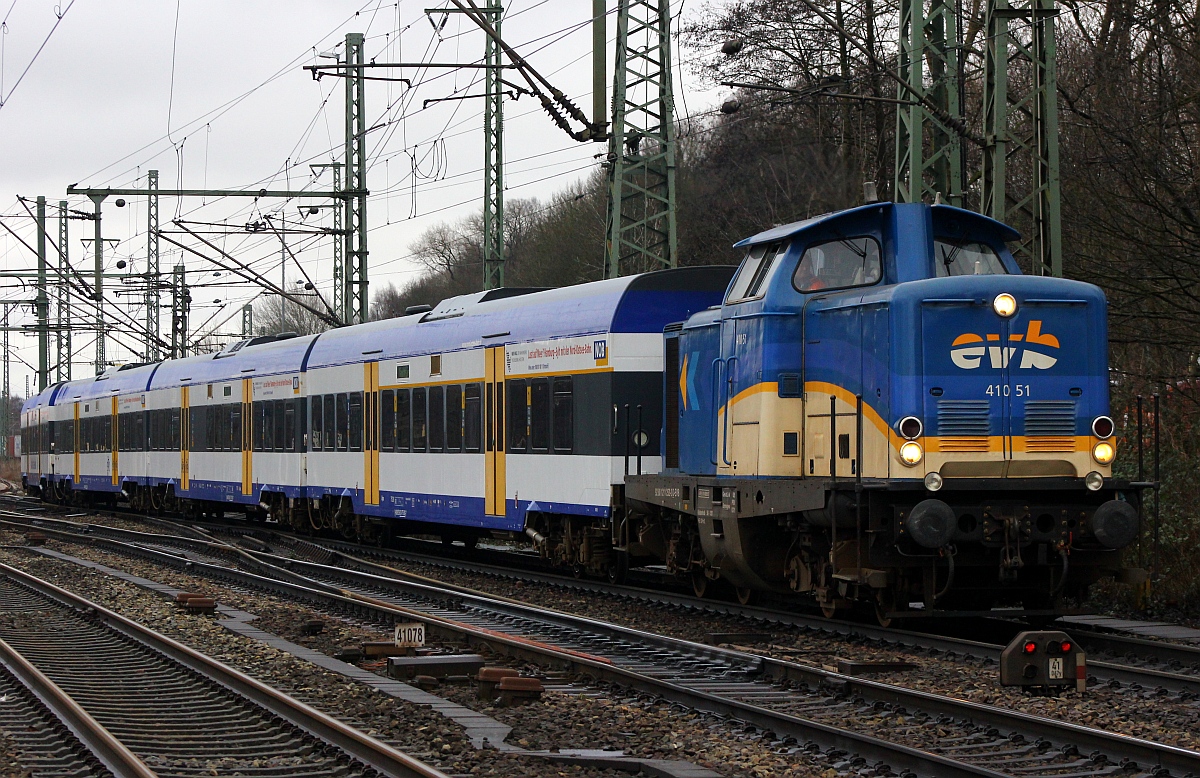 Die neuste NOB Marschbahnvariante? Nein, nach dem die NOB/VL 251 010 und 001 den Married-Pair Wagenpark im alten Gbf HH-Harburg abgestellt hatten kam etwas später die EVB Logistik 410 51/ 211 252-2(REV/BRV/02.05.13)und dieselte ab Richtung Stade/Cuxhaven. HH-Harburg 21.02.2015