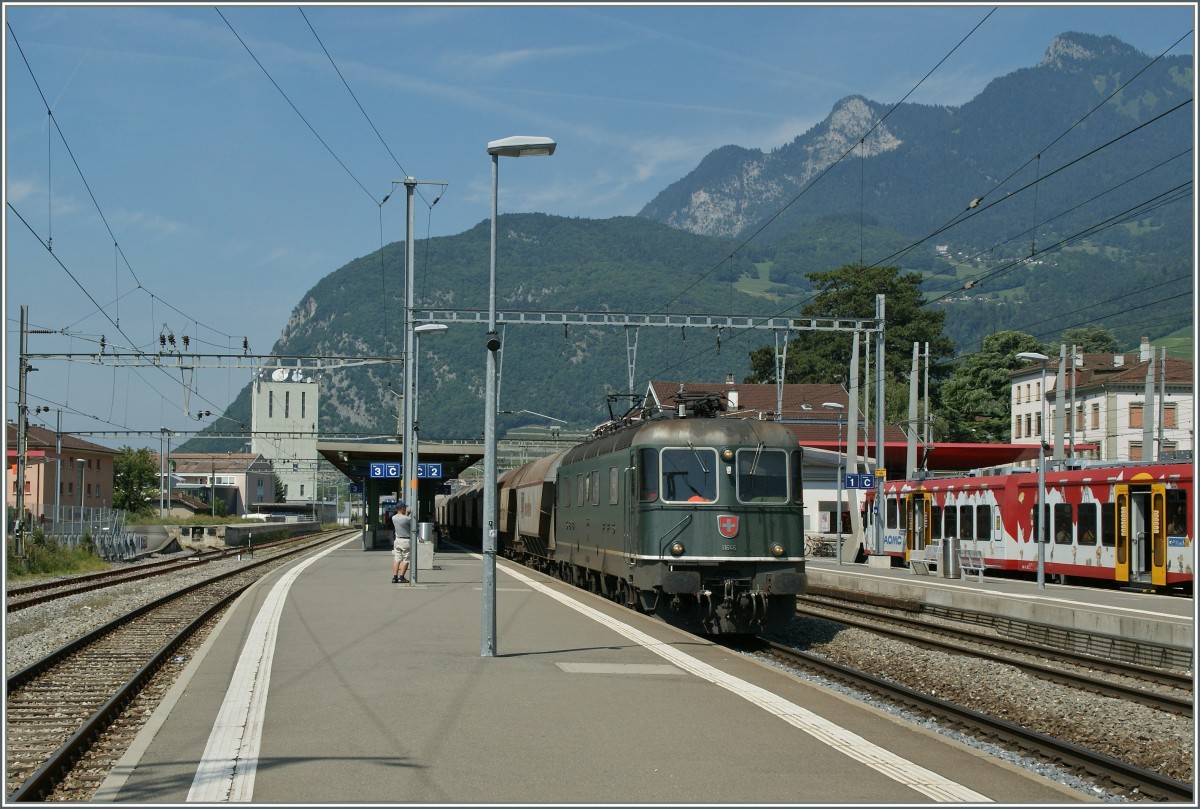 Die noch grne Re 6/6 11646 mit dem  Spaghetti Zug in Aigle.
22. August 2013