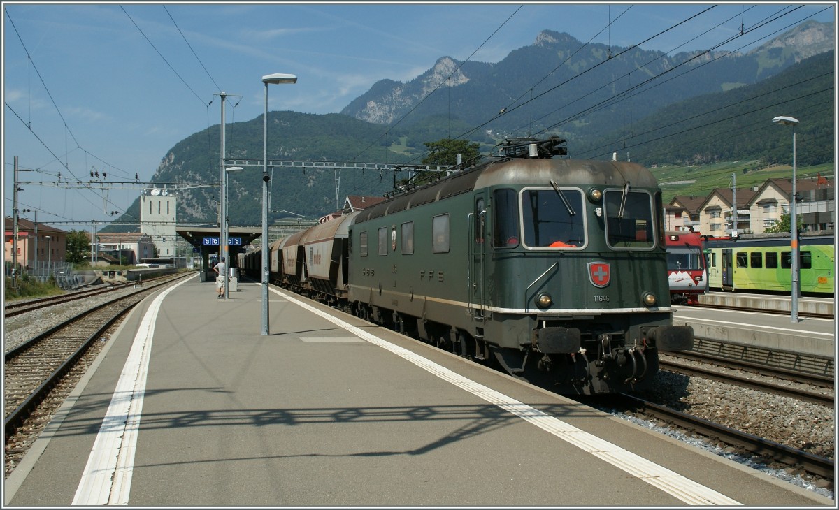 Die noch grne Re 6/6 11646 in Aigle. 
22. Aug. 2013  