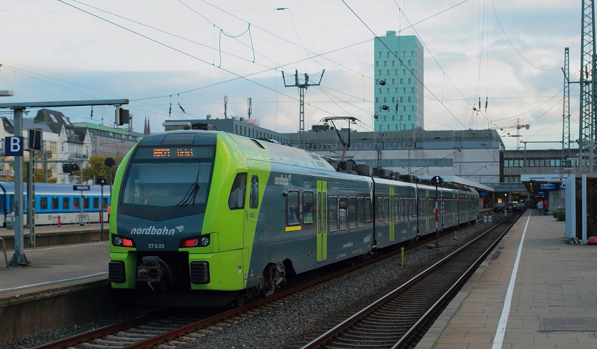 Die Nordbahn setzt auf den Regionalbahnlinien 61 und 71 von Hamburg nach Itzehoe bzw. Wrist Triebzüge des Typs Stadler Flirt 3 ein, am 30.10.2016 steht der ET 6.05 abfahrbereit nach Wrist im Bahnhof Hamburg-Altona