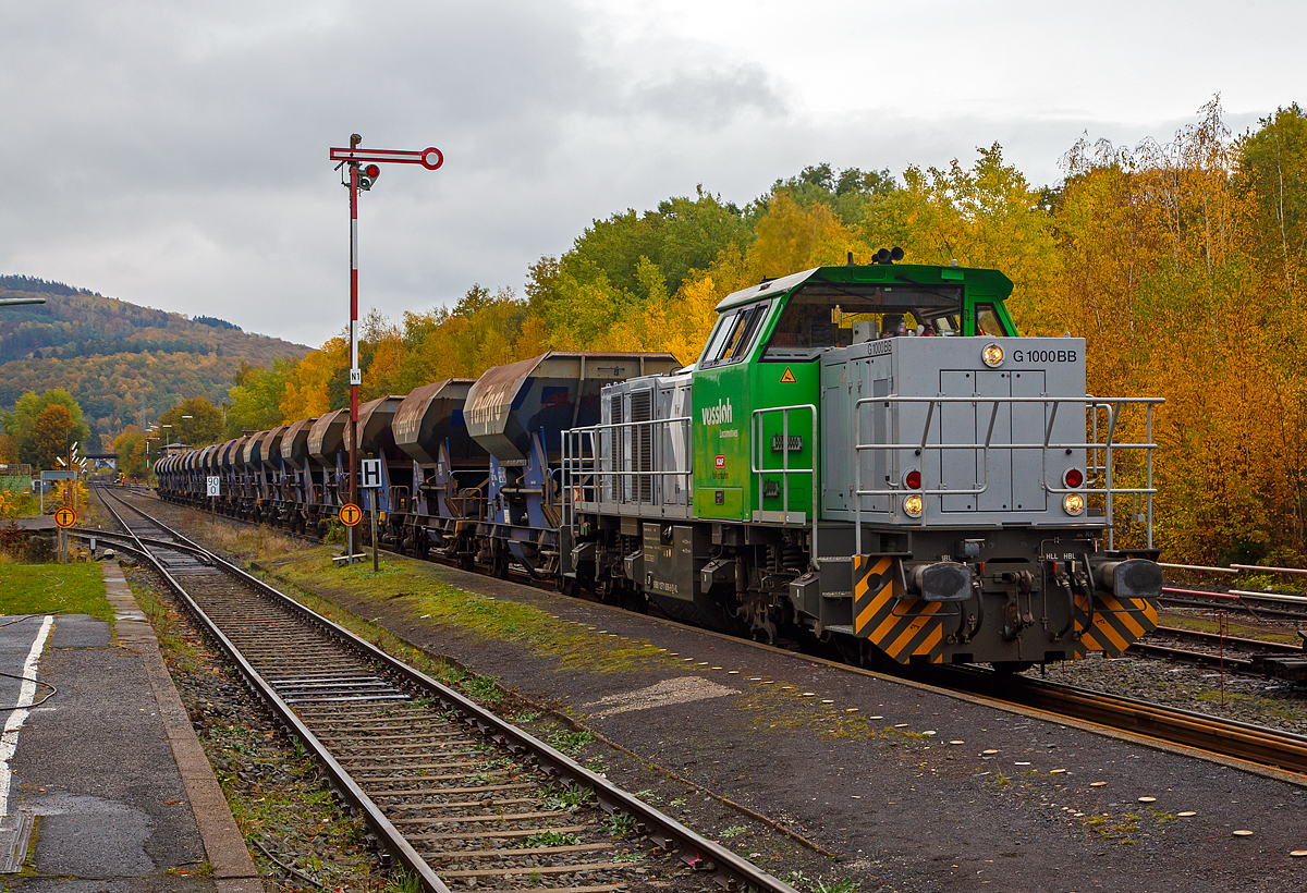 
Die nun an die KAF - Falkenhahn Bau AG (Kreuztal) vermietete 271 006-9 (92 80 1271 006-9 D-VL), ein Vossloh G 1000 BB der Vossloh Locomotives GmbH drückt am 23.10.2020 mit einem Schotterzug (zweiachsige Schüttgutwagen der Gattung Fccpps) vom Bahnhof Herdorf in Richtung Neunkirchen. Im Abschnitt zwischen Herdorf und Neunkirchen der Hellertalbahn (KBS 462) war zuvor die Bettungsreinigungsmaschine RM 95-800 W der MGW im Einsatz, nun muss nachgeschottert werden.

Die Lok wurde 2016 von Vossloh in Kiel unter der Fabriknummer 5602198 gebaut.