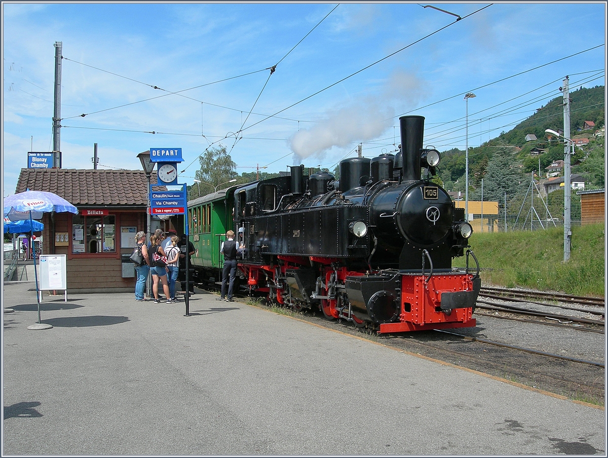 Die nun schon 102 Jahre alte G 2x 2/2 105 der Blonay-Chamby Bahn wartet in Blonay auf die Abfahrt nach Chaulin.

16. August 2020