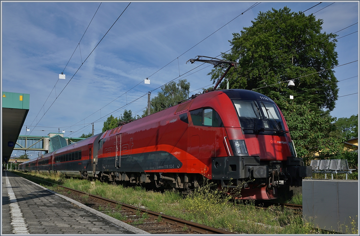 Die ÖBB 1116 152 mit ihre RJ 865 wartet in Bregenz auf die Abfahrt nach Wien. 
11. Juli 2017 