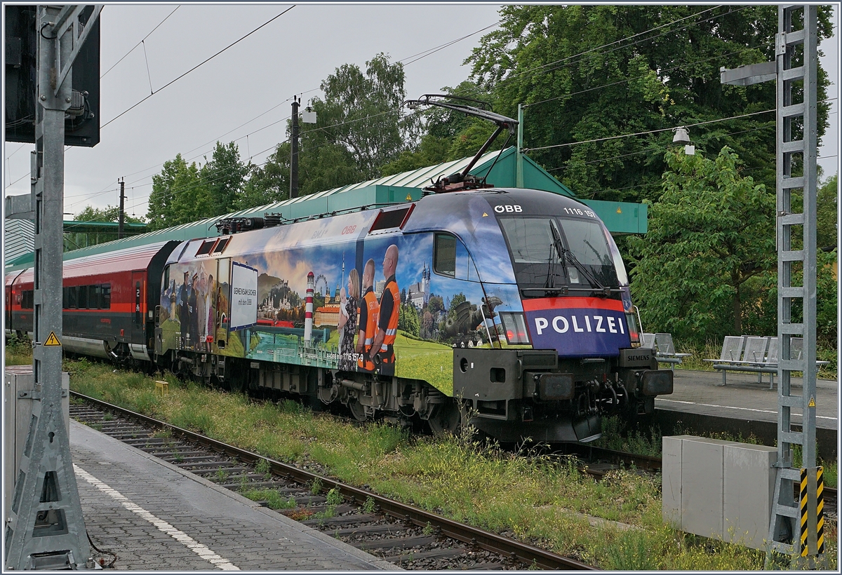 Die ÖBB 1116 157 zeigt sich als weitere  Polizei -Werbe Lok in Bregenz.
9. Juli 2017