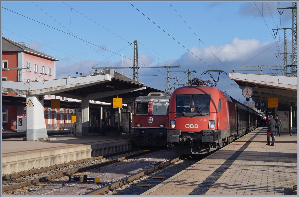 Die ÖBB 1116 259 wartet in Singen mit ihrem IC von Zürich nach Stuttgart auf die baldige Abfahrt. 
2. Jan. 2018