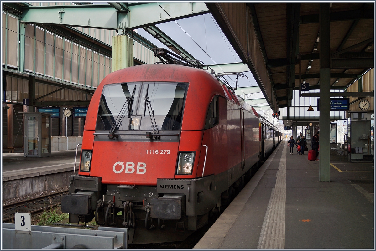 Die ÖBB 1116 279 ist mit ihrem IC aus Zürich (den sie in Singen übernahm) in Stuttgart eingetroffen. 

02. Jan. 2018