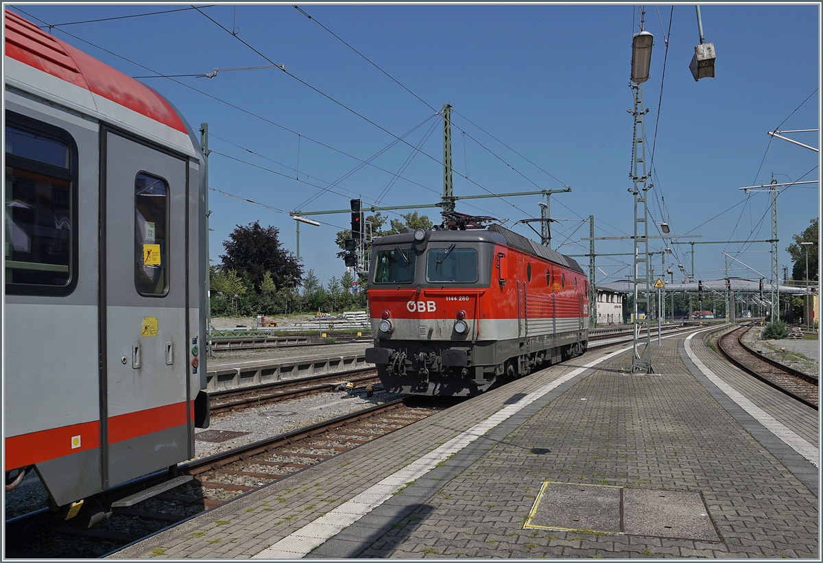 Die ÖBB 1144 280 übernimmt in Lindau Insel den (Leer)-Wagensatz des IC Bodensee von Innsbruck, der baustellenbedingt heute hier endet und wird ihn auf ein Abstellgeleis fahren 

14. August 2021