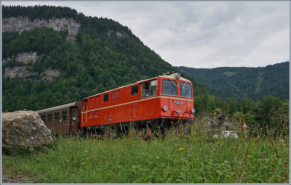 Die ÖBB 2095.13 der BWB ist mit ihrem Zug in Schwarzenberg Bf. angekommen. 
9. Juli 2017 