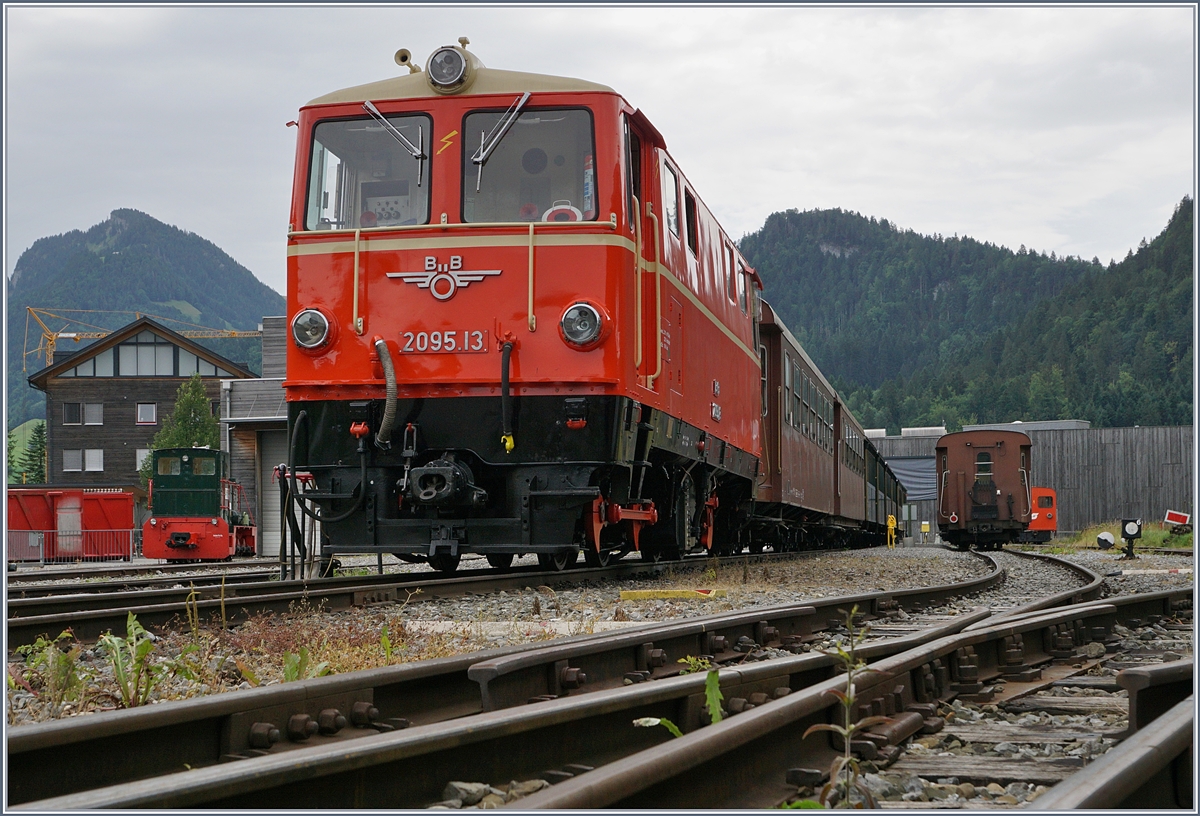 Die ÖBB 2095.13, nun bei der BWB (Wälderbähnle Museumsbahn), wartet in Bezau auf die Abfahrt Richtung Schwarzenberg Bf.
9. Juli 2017 
