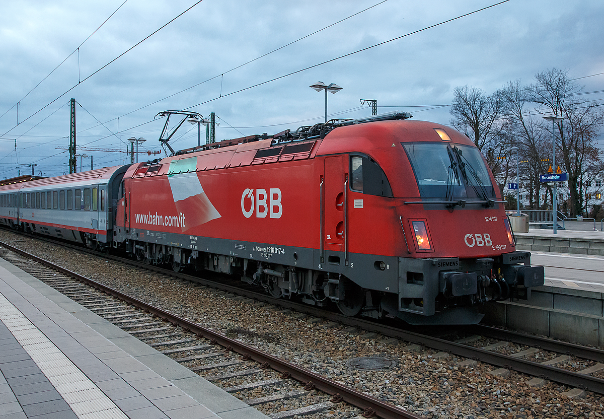 
Die ÖBB Taurus III 1216 017 / E 190 017  (A-ÖBB 91 81 1216 017-4) mit dem DB-ÖBB EuroCity EC 83 München - Verona P.N. (via Kufstein, Innsbruck, Brenner und Bozen) am 27.12.2016 beim Halt im Bahnhof Rosenheim. 

Die Siemens ES 64 U4-A (Variante A für Österreich, Deutschland, Italien und Slowenien) wurde 2007 unter der Fabriknummer 21131 von Siemens gebaut und an die ÖBB (Österreichische Bundesbahnen) geliefert. 

Die Siemens ES64U4 (Taurus III) ist eine schnellfahrende Mehrsystem-Drehstrom-Hochleistungslok. Die Elektrolokomotiven der Baureihe Siemens ES64U4 (Taurus III), die auf der Technik der Siemens-EuroSprinter-Typenfamilie basiert. Die ÖBB besitzen derzeit 50 Lokomotiven, davon hält eine (die ÖBB 1216 025) mit 357 km/h den Geschwindigkeits-Weltrekord für konventionelle Elektrolokomotiven. Die Lok entspricht im elektrischen und elektronischen Teil zwar weitgehend der Siemens ES64F4, sieht von außen jedoch weitgehend wie eine ÖBB 1116 aus und ist 300 mm länger als diese. Um Gewicht zu sparen, wurde der Haupttransformator 2,5 Tonnen leichter ausgeführt  als bei der ÖBB 1116. Deshalb ist die maximale Leistung der Lok etwas kleiner als die der Vorgängerbaureihen (Dauerleistung 6 MW bzw. Stundenleistung 6,4 MW bei 15kV und 25kV Wechselstrom). LED-Beleuchtung ist wie bei BR 189/ES64F4 ausgeführt.

Loks der Reihe 1216 werden seit Mai 2010 vor den DB-ÖBB-EC zwischen Norditalien und München grenzüberschreitend eingesetzt und erreichen Verona, Bologna und Venedig im fahrplanmäßigen Personenverkehr. Uneingeschränkt war die Lok außer für Österreich und Deutschland zunächst nur für Slowenien zugelassen. Die Zulassung für Italien zog sich bis 2010 hin und erforderte den Einbau des Zugsicherungssystems SCMT. Die für Italien ausgelegten Loks können nicht freizügig eingesetzt werden. Es musste für jede Lok um eine Einzelgenehmigung inklusive Zuschreibung zu einem italienischen Eisenbahnverkehrsunternehmen angesucht werden. Die 1216.001–04, 020–025 und 032 wurden unter Rail Cargo Italia (ehemals Linea, am Rahmen als LI angeschrieben) für Einsätze im Güterverkehr zugelassen, während die 1216.005–009 und 011–019 unter LeNord zugelassen waren und im Personenfernverkehr München–Brenner–Italien bzw. Wien–Villach–Venedig eingesetzt wurden. Wenn etwa eine ÖBB 1216 vor einem Schnellzug in Italien ausfiel, durfte keine unter RCI immatrikulierte 1216 aushelfen, da sie nur im Güterverkehr eingesetzt werden durfte. Seit Sommer 2016 können die 1216.0 freizügig im Personen- und Güterverkehr eingesetzt werden, die unterschiedliche Immatrikulation wurde damit hinfällig.

Seit März 2011 tragen einige 1216.0, die für die Brenner-EC München–Innsbruck–Italien vorgesehen sind, auf den Seitenflächen eine große Italien-Flagge mit Aufschriften, die auf den gemeinsamen Web-Auftritt zum Italien-Verkehr von ÖBB und DB hinweisen.

TECHNISCHE DATEN:
Gebaute Anzahl: 50
Spurweite:  1.435 mm (Normalspur)
Achsformel:  Bo’Bo’
Länge über Puffer:  19.580 mm
Höhe:  4.375 mm
Breite: 3.000 mm
Begrenzungslinie: UIC 505-1
Drehzapfenabstand:  9.900 mm
Achsabstand in Drehgestell:  3.000 mm
Raddurchmesser:  1.150 mm (neu) / 1.070 mm (abgenutzt)
Kleinster bef. Halbmesser:  90 m 
Dienstgewicht: 87 t
Höchstgeschwindigkeit: 230 km/h (Italien und Slowenien 160 km/h)
Dauerleistung:  6.000 kW (4 x 1.500 kW Drehstromasynchronmotoren)
Anfahrzugkraft:  304 kN
Stromsysteme: 15kV/16,7Hz; 25kV/50Hz; 3kV DC (1,5kV DC)
Antrieb: Kardan-Hohlwellen-Antrieb
Bremsbauart: KE-GPR-E mZ
E-Bremskraft: 150 / 240 kN
Zugheizung: 900 kVA