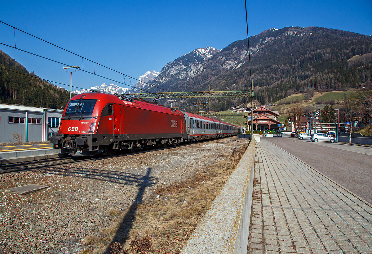 Die ÖBB Taurus III 1216 021/ E 190 021 (91 81 1216 021-6 A-ÖBB) rauscht am 27.03.2022, mit dem Eurocity EC 1281nach Venedig Santa Lucia (München Hbf - Innsbruck Hbf - Verona Porta Nuova - Venezia Santa Lucia), vom Brenner kommend durch den Bahnhof Gossensaß/Colle Isarco in Richtung Bozen.

Die Siemens ES 64 U4-A (Variante A für Österreich, Deutschland, Italien und Slowenien) wurde 2007 von Siemens Mobilitiy in München-Allach unter der Fabriknummer 21524 gebaut und an die ÖBB (Österreichische Bundesbahnen) geliefert. In Italien werden die ES 64 U4 als E.190 geführt.